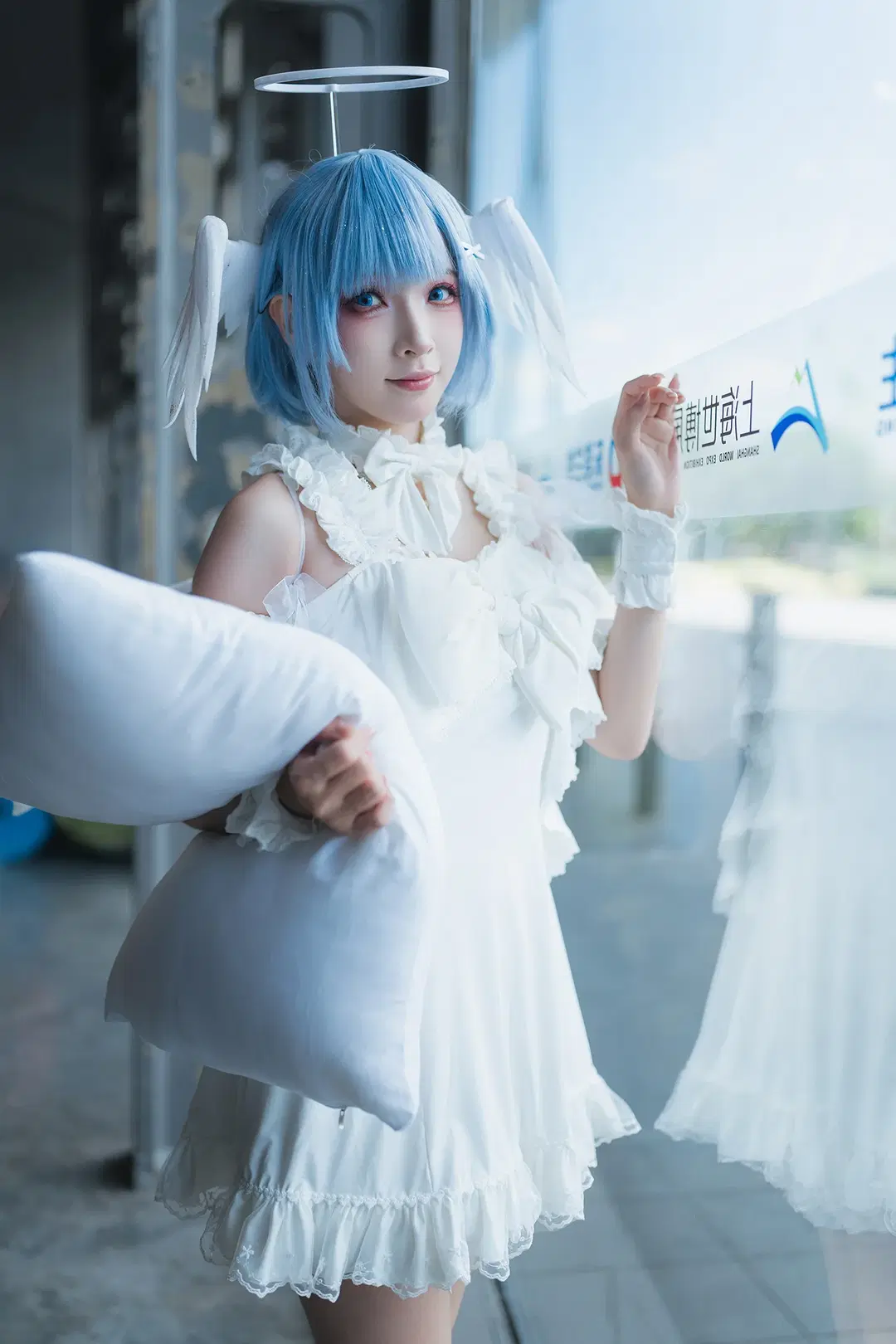[Rem Cosplay] In Front of the Grand Floor-to-Ceiling Windows at Shanghai P&I Exhibition: The Blue-Haired Maiden in a White Dress Resting on Light and Shadow by HIRO_午饭饭 - Image 15