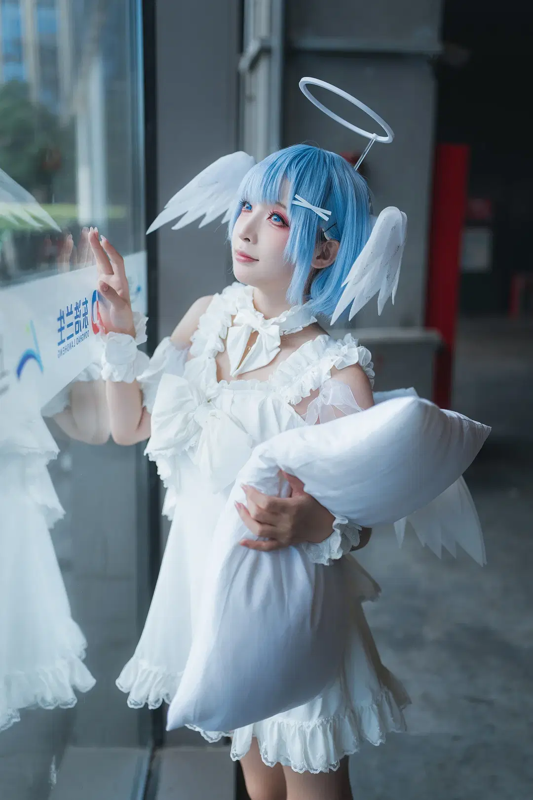 [Rem Cosplay] In Front of the Grand Floor-to-Ceiling Windows at Shanghai P&I Exhibition: The Blue-Haired Maiden in a White Dress Resting on Light and Shadow by HIRO_午饭饭 - Image 16