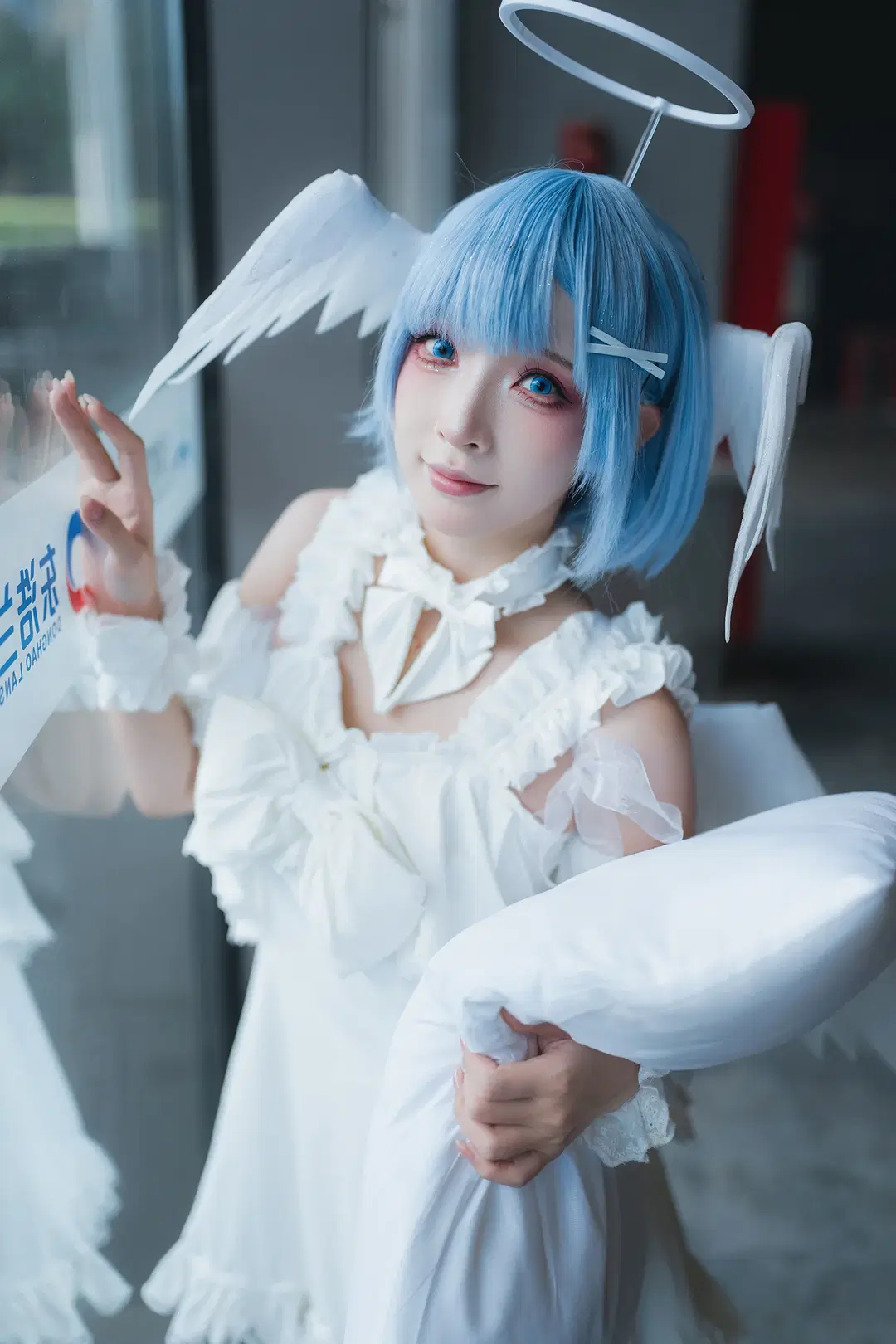 [Rem Cosplay] In Front of the Grand Floor-to-Ceiling Windows at Shanghai P&I Exhibition: The Blue-Haired Maiden in a White Dress Resting on Light and Shadow by HIRO_午饭饭 - Image 17