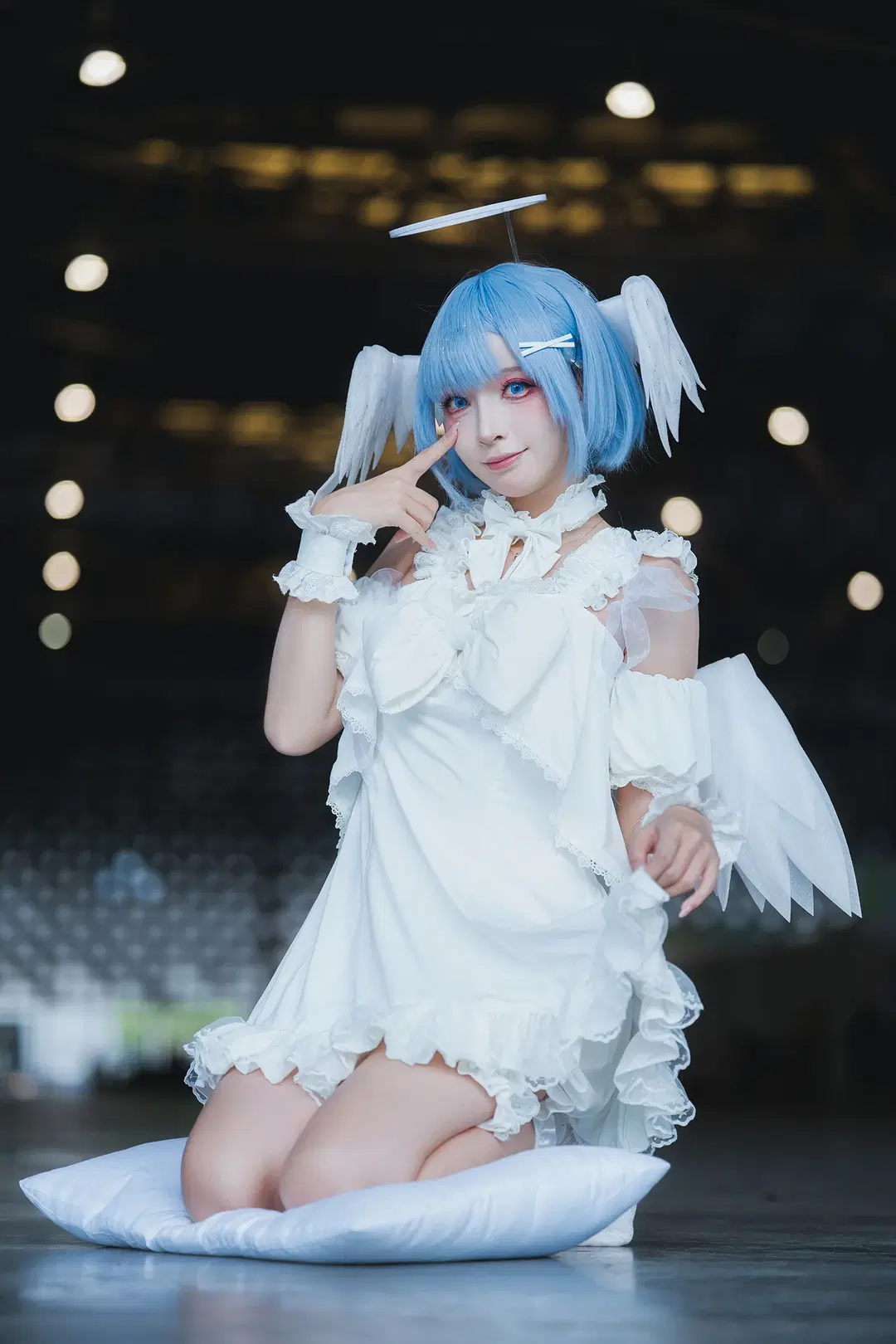 [Rem Cosplay] In Front of the Grand Floor-to-Ceiling Windows at Shanghai P&I Exhibition: The Blue-Haired Maiden in a White Dress Resting on Light and Shadow by HIRO_午饭饭 - Image 2