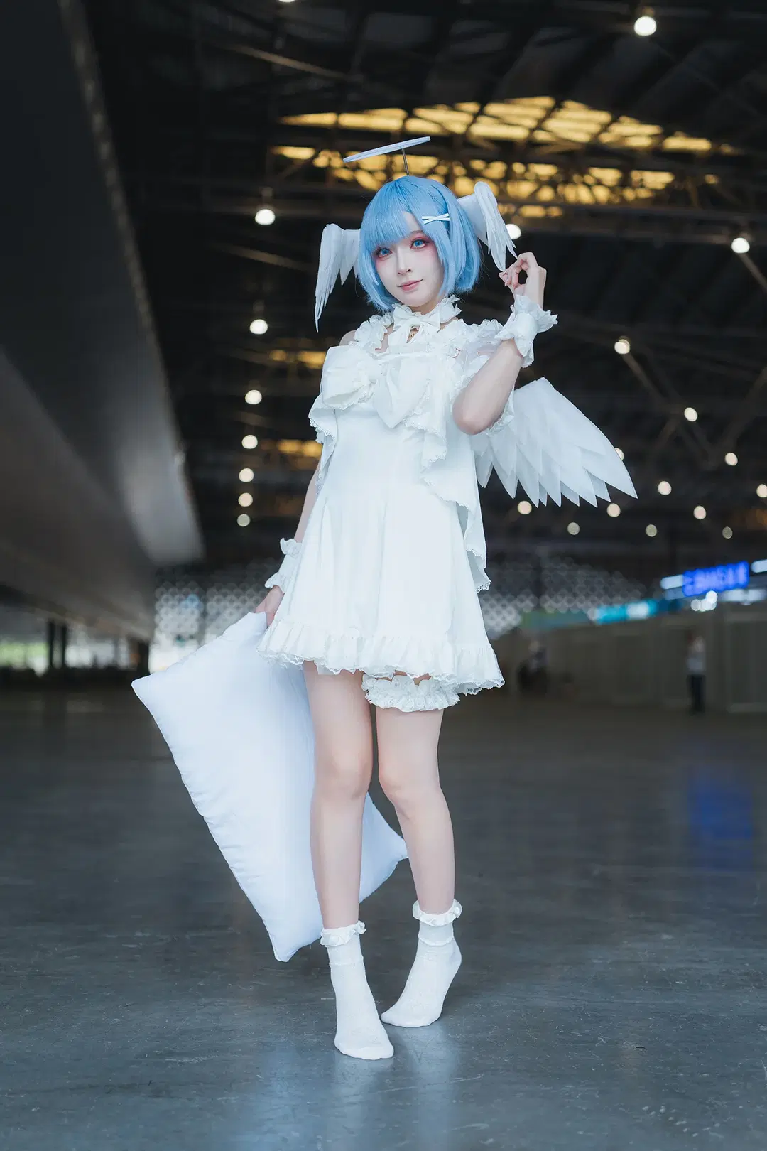 [Rem Cosplay] In Front of the Grand Floor-to-Ceiling Windows at Shanghai P&I Exhibition: The Blue-Haired Maiden in a White Dress Resting on Light and Shadow by HIRO_午饭饭 - Image 3
