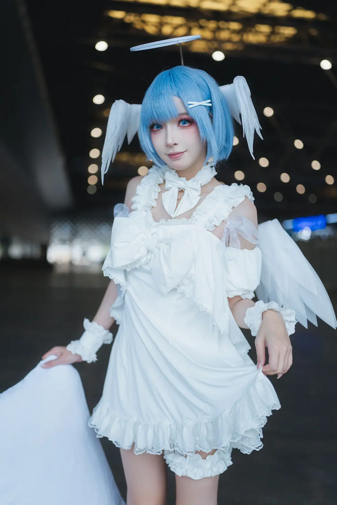 [Rem Cosplay] In Front of the Grand Floor-to-Ceiling Windows at Shanghai P&I Exhibition: The Blue-Haired Maiden in a White Dress Resting on Light and Shadow by HIRO_午饭饭 - Image 4