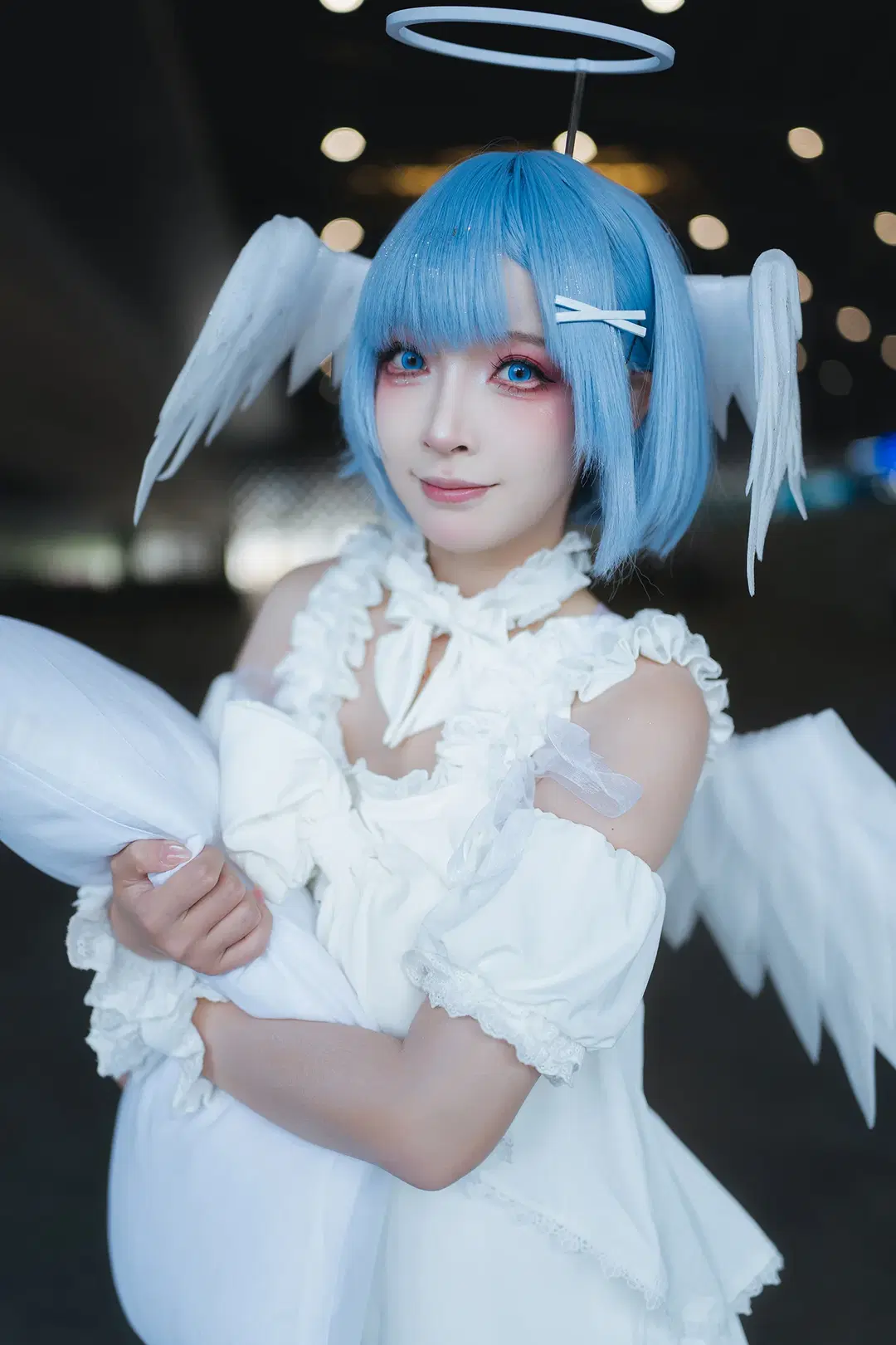 [Rem Cosplay] In Front of the Grand Floor-to-Ceiling Windows at Shanghai P&I Exhibition: The Blue-Haired Maiden in a White Dress Resting on Light and Shadow by HIRO_午饭饭 - Image 6