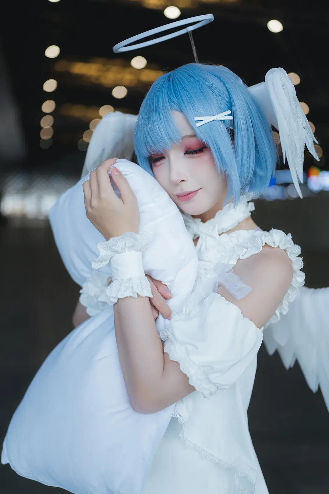 [Rem Cosplay] In Front of the Grand Floor-to-Ceiling Windows at Shanghai P&I Exhibition: The Blue-Haired Maiden in a White Dress Resting on Light and Shadow by HIRO_午饭饭 - Image 7