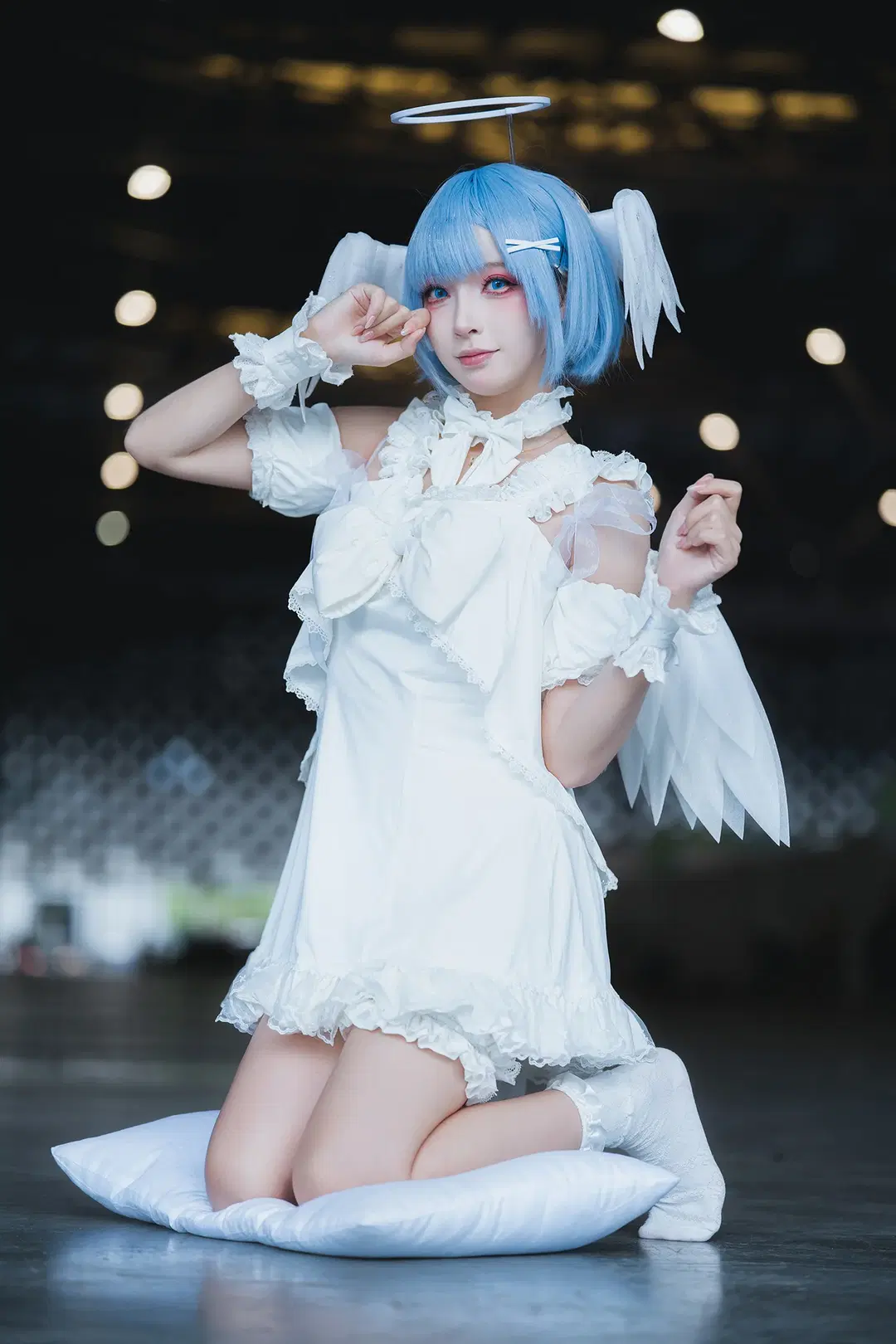 [Rem Cosplay] In Front of the Grand Floor-to-Ceiling Windows at Shanghai P&I Exhibition: The Blue-Haired Maiden in a White Dress Resting on Light and Shadow by HIRO_午饭饭 - Image 9