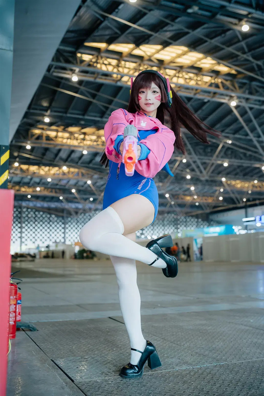 『オーバーウォッチ』D.Vaコスプレ、人混みを避けてPI館の展望窓を独占 - HIRO_午饭饭 - 12枚目