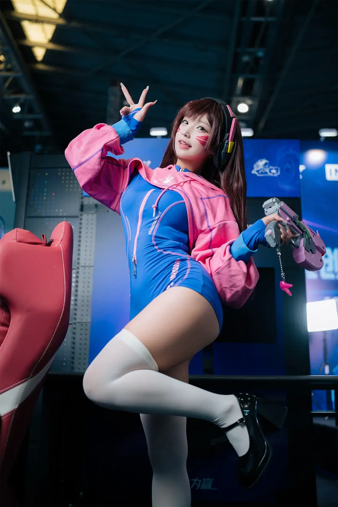 [D.Va cosplay] Pink Jacket and White Stockings: The Most Radiant E-sports Girl in the Expo Hall by HIRO_午饭饭 - Image 10
