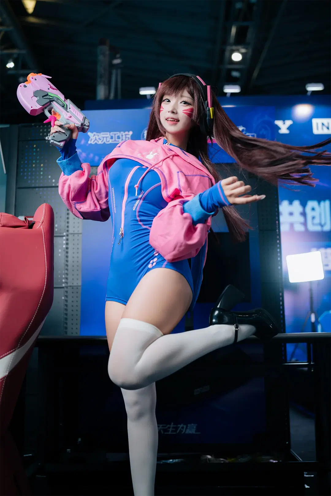 [D.Va cosplay] Pink Jacket and White Stockings: The Most Radiant E-sports Girl in the Expo Hall by HIRO_午饭饭 - Image 11