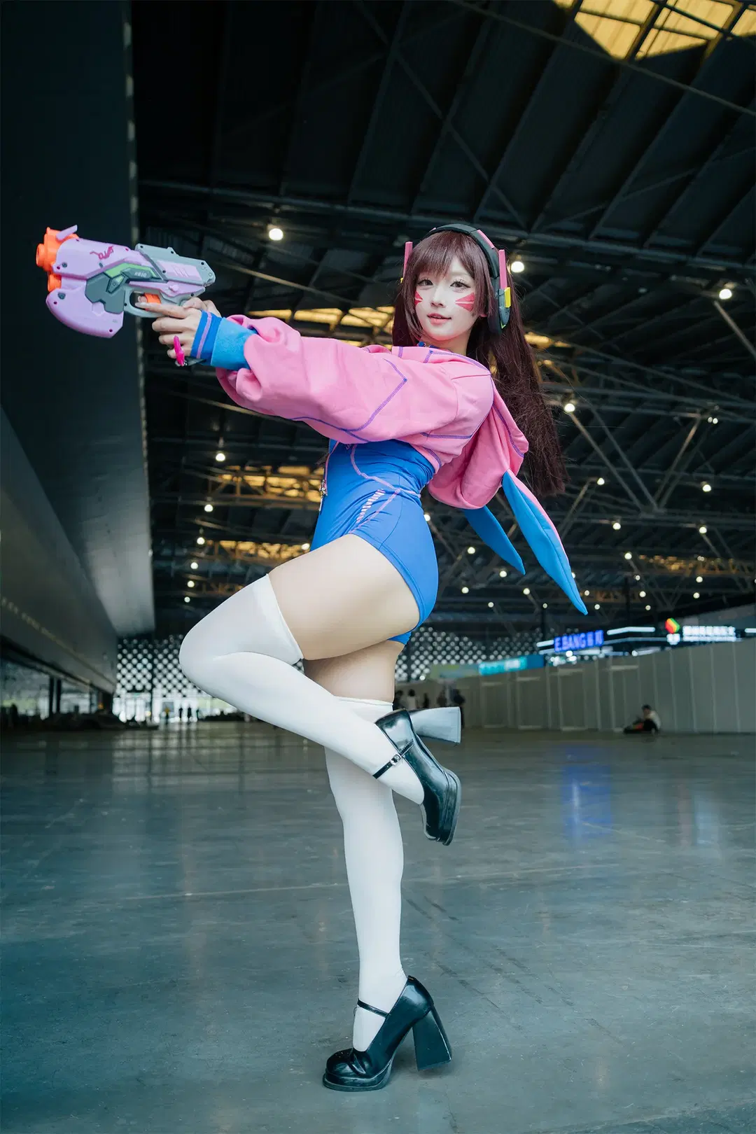 [D.Va cosplay] Pink Jacket and White Stockings: The Most Radiant E-sports Girl in the Expo Hall by HIRO_午饭饭 - Image 4