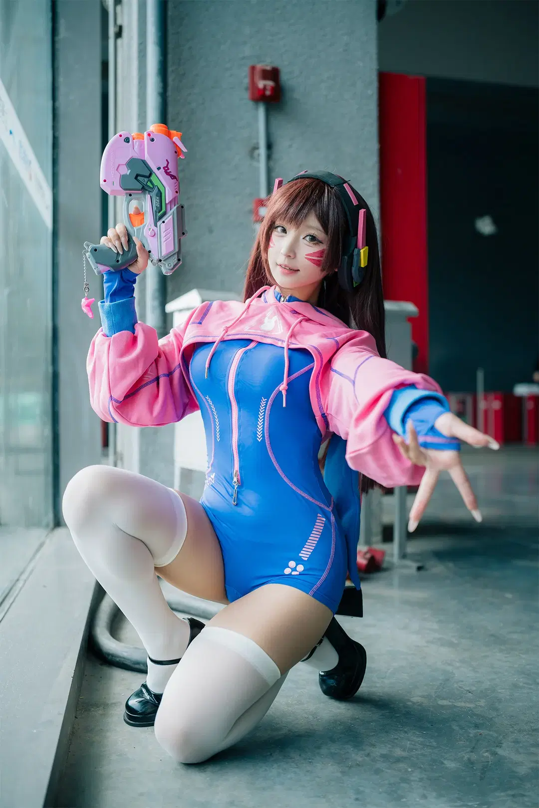 [D.Va cosplay] Pink Jacket and White Stockings: The Most Radiant E-sports Girl in the Expo Hall by HIRO_午饭饭 - Image 5