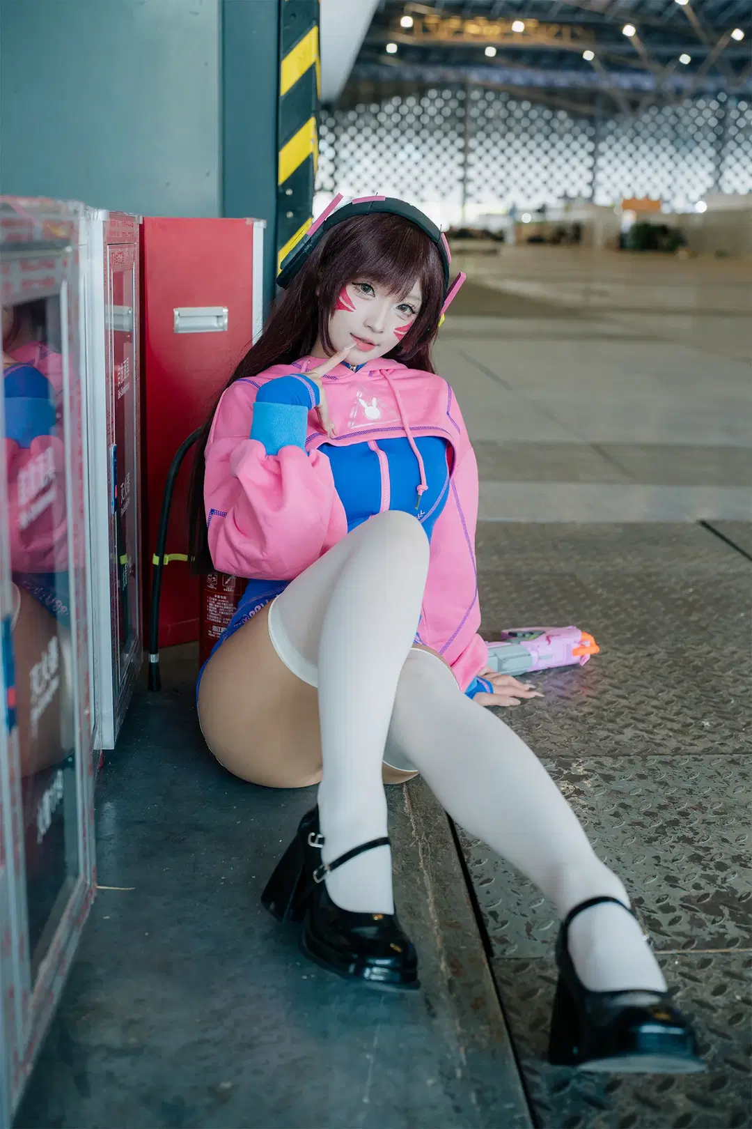 [D.Va cosplay] Pink Jacket and White Stockings: The Most Radiant E-sports Girl in the Expo Hall by HIRO_午饭饭 - Image 7