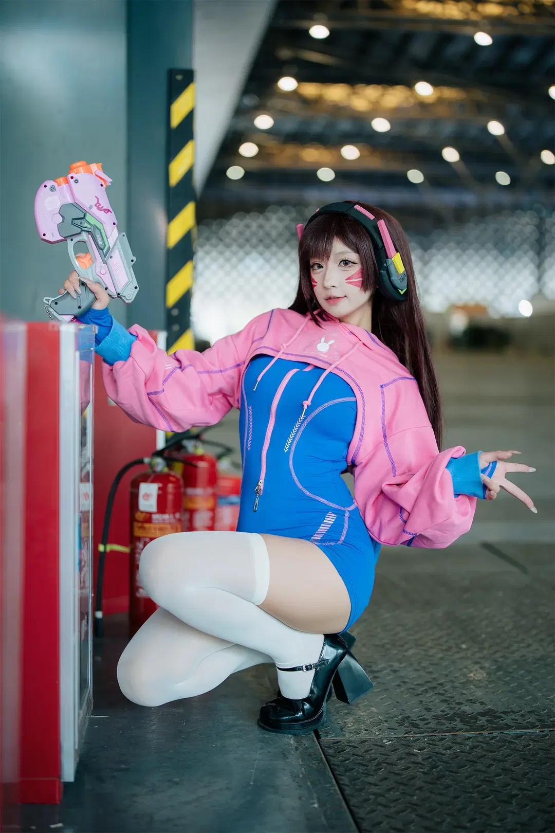 [D.Va cosplay] Pink Jacket and White Stockings: The Most Radiant E-sports Girl in the Expo Hall by HIRO_午饭饭 - Image 8