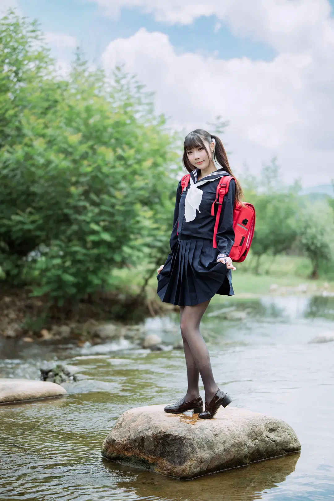 穿着水手服和黑丝在溪流里拍摄的户外日常 - HIRO_午饭饭 - 第10张