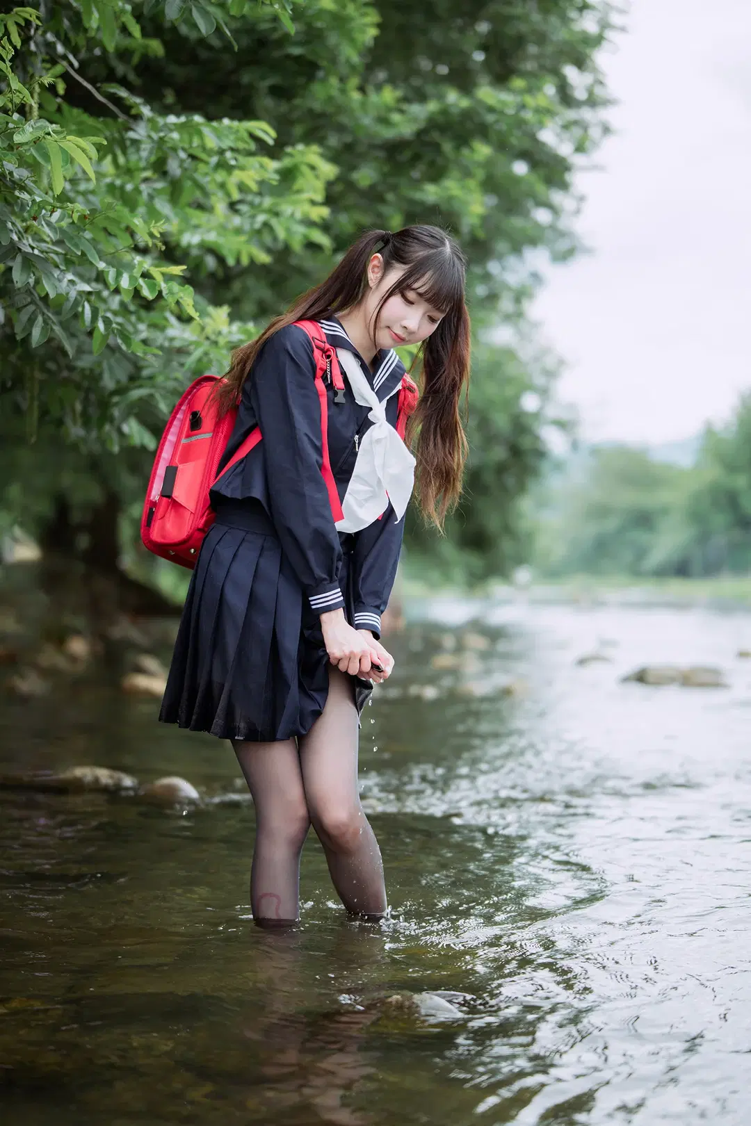 穿着水手服和黑丝在溪流里拍摄的户外日常 - HIRO_午饭饭 - 第11张
