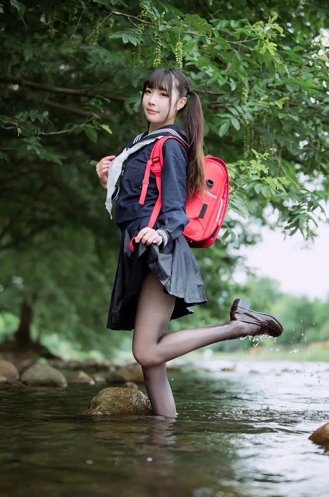 穿着水手服和黑丝在溪流里拍摄的户外日常 - HIRO_午饭饭 - 第13张