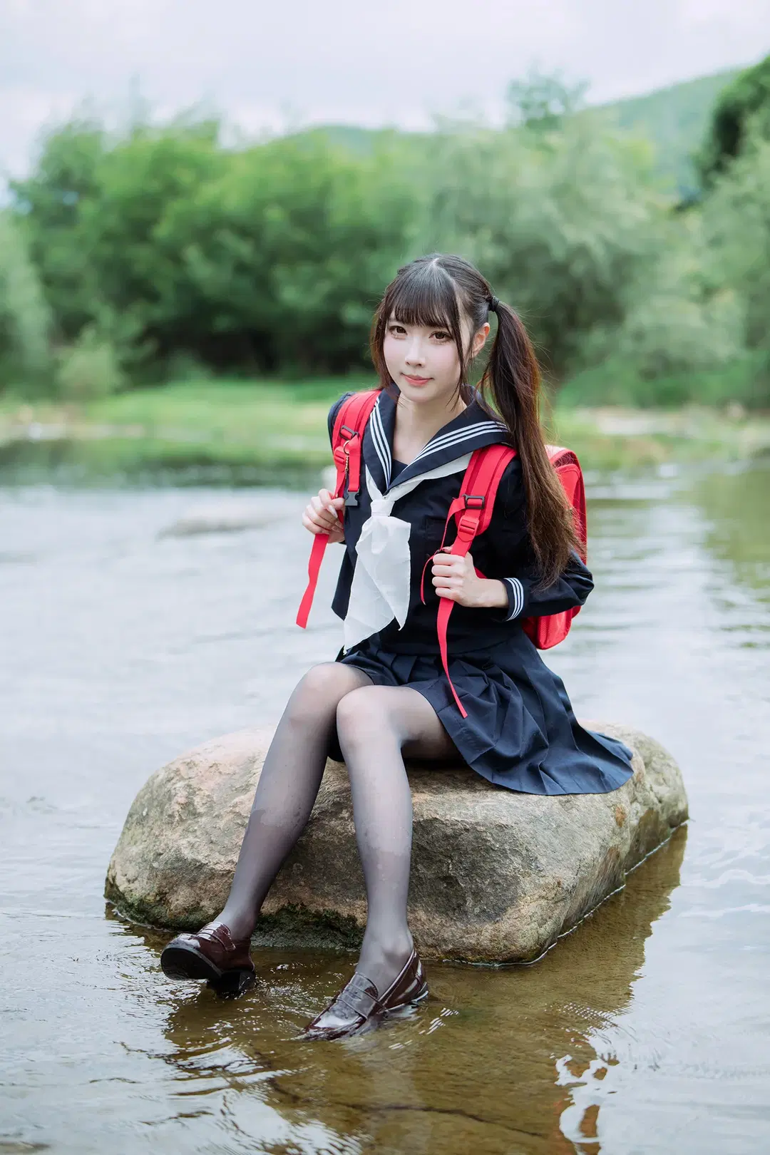 穿着水手服和黑丝在溪流里拍摄的户外日常 - HIRO_午饭饭 - 第2张