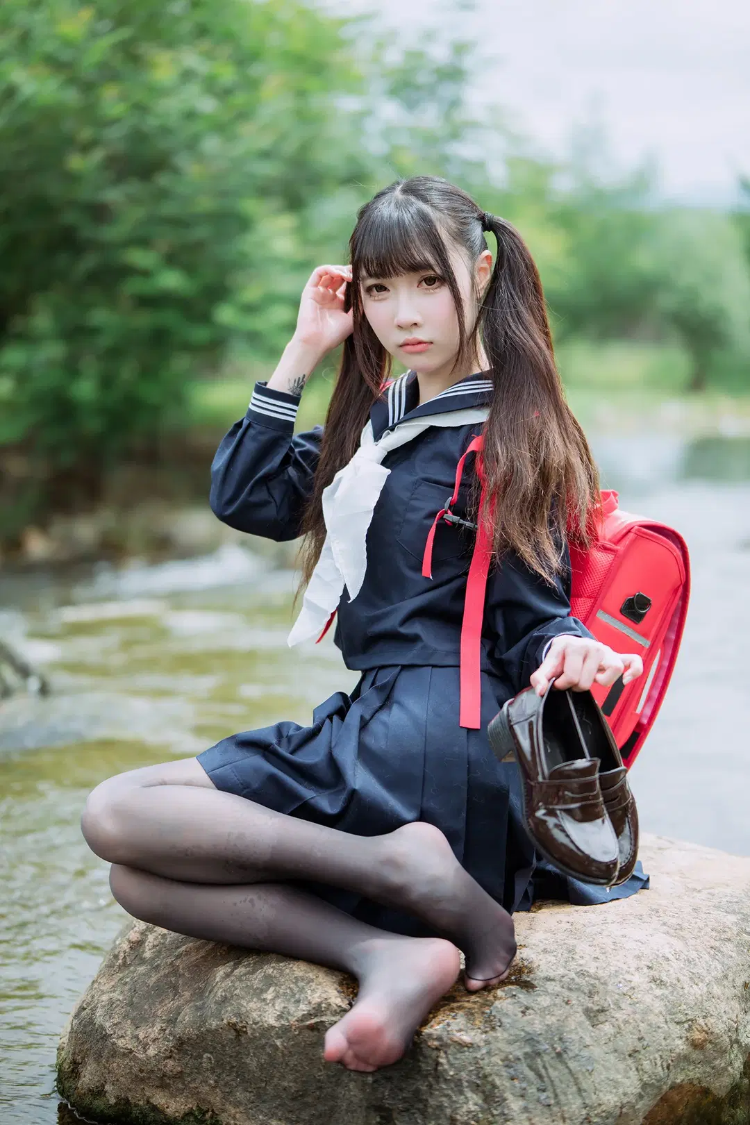 穿着水手服和黑丝在溪流里拍摄的户外日常 - HIRO_午饭饭 - 第4张