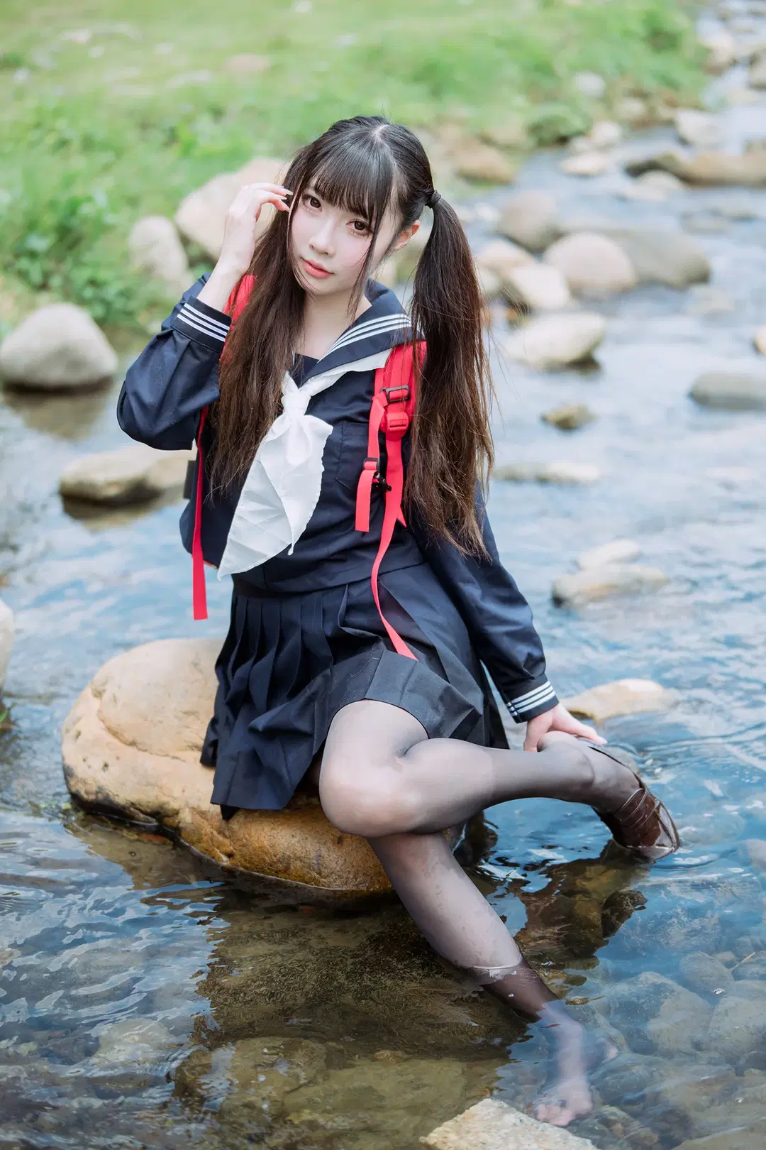 穿着水手服和黑丝在溪流里拍摄的户外日常 - HIRO_午饭饭 - 第6张