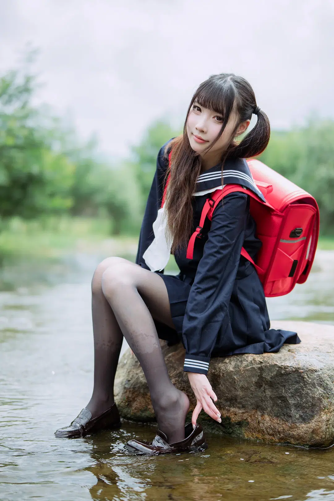 穿着水手服和黑丝在溪流里拍摄的户外日常 - HIRO_午饭饭 - 第8张