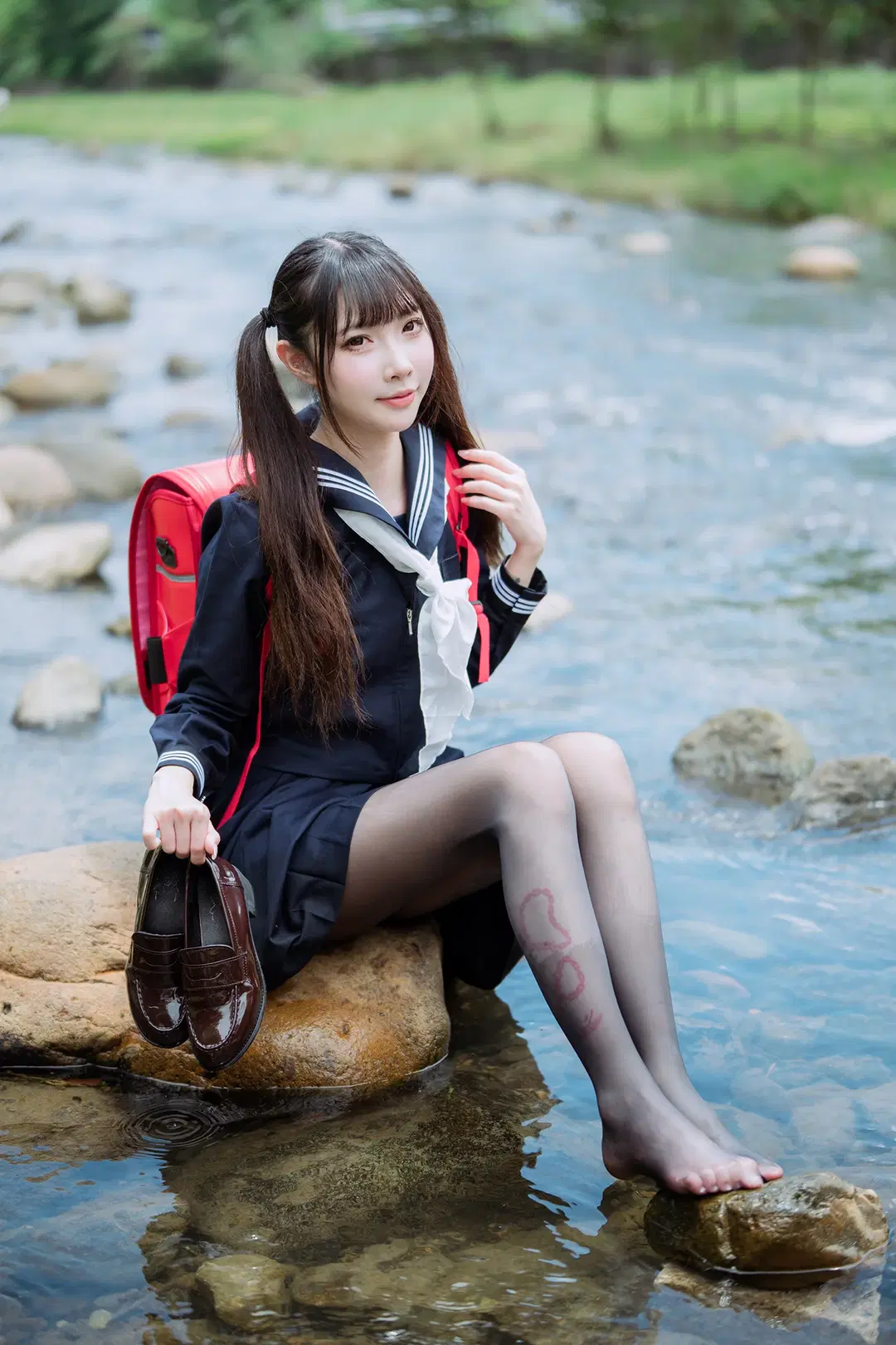 渓流のセーラー服とツインテール、赤いリュックと黒ストッキングの渓流屋外撮影の記録 - HIRO_午饭饭 - 10枚目