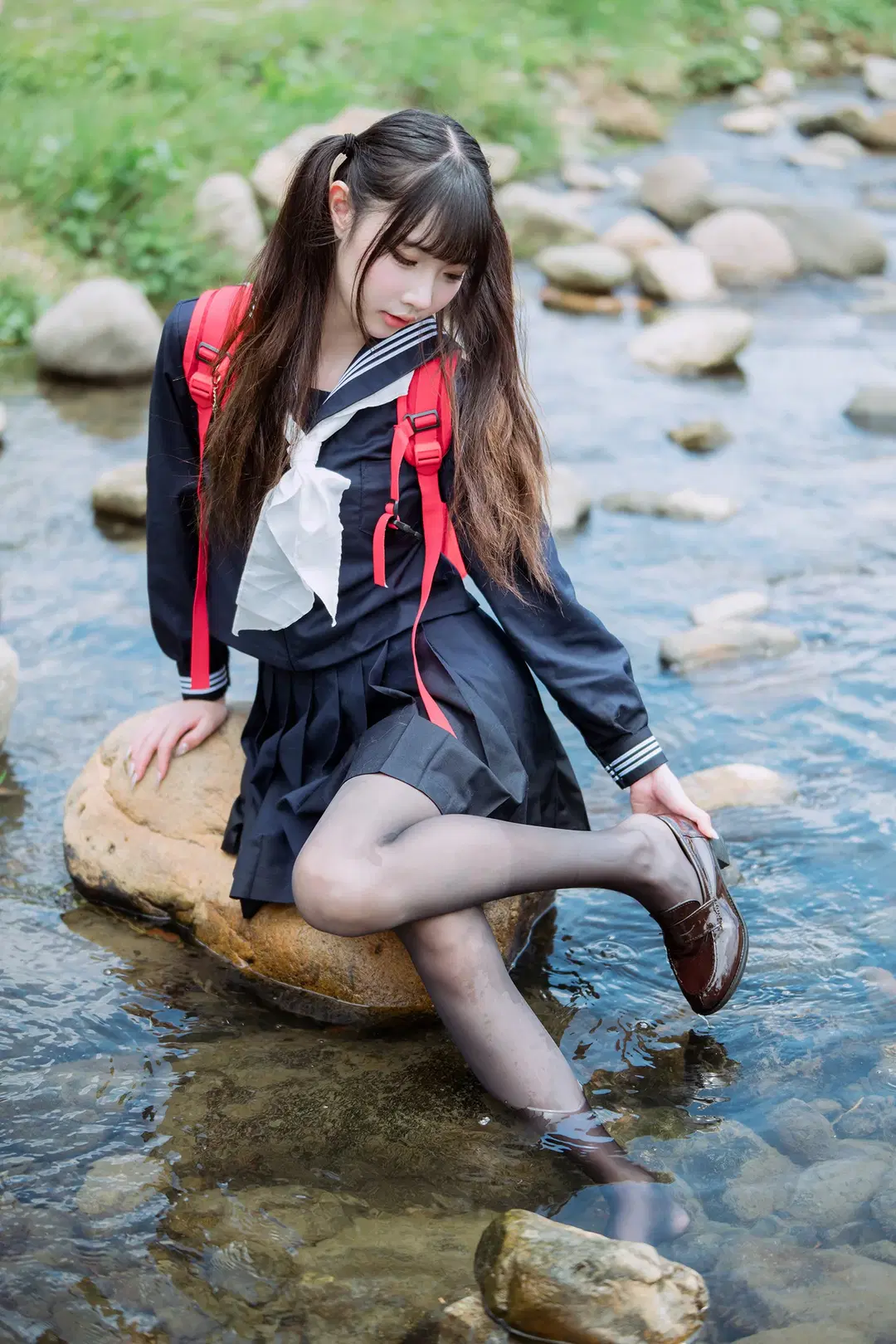 渓流のセーラー服とツインテール、赤いリュックと黒ストッキングの渓流屋外撮影の記録 - HIRO_午饭饭 - 12枚目