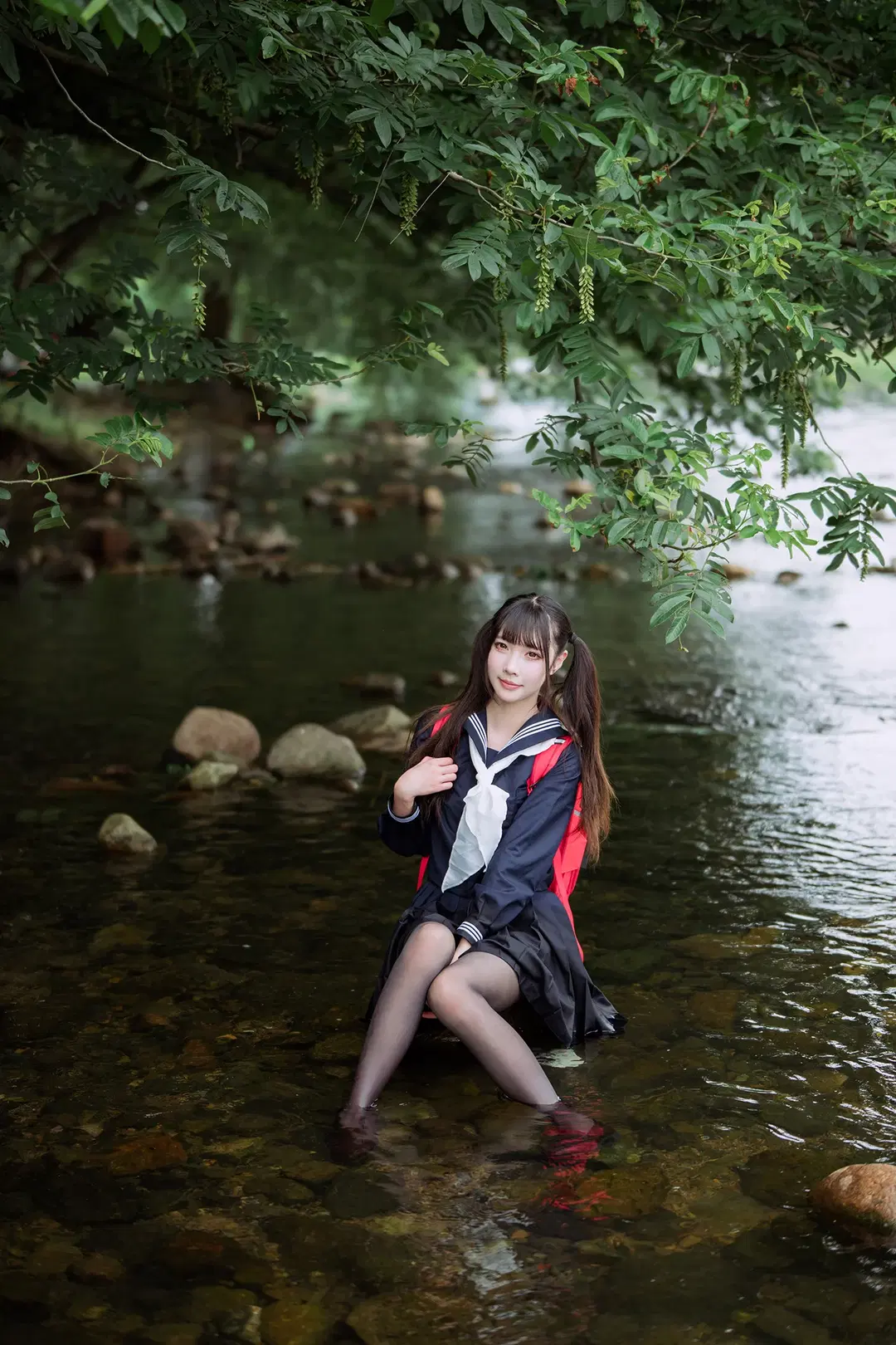 渓流のセーラー服とツインテール、赤いリュックと黒ストッキングの渓流屋外撮影の記録 - HIRO_午饭饭 - 4枚目