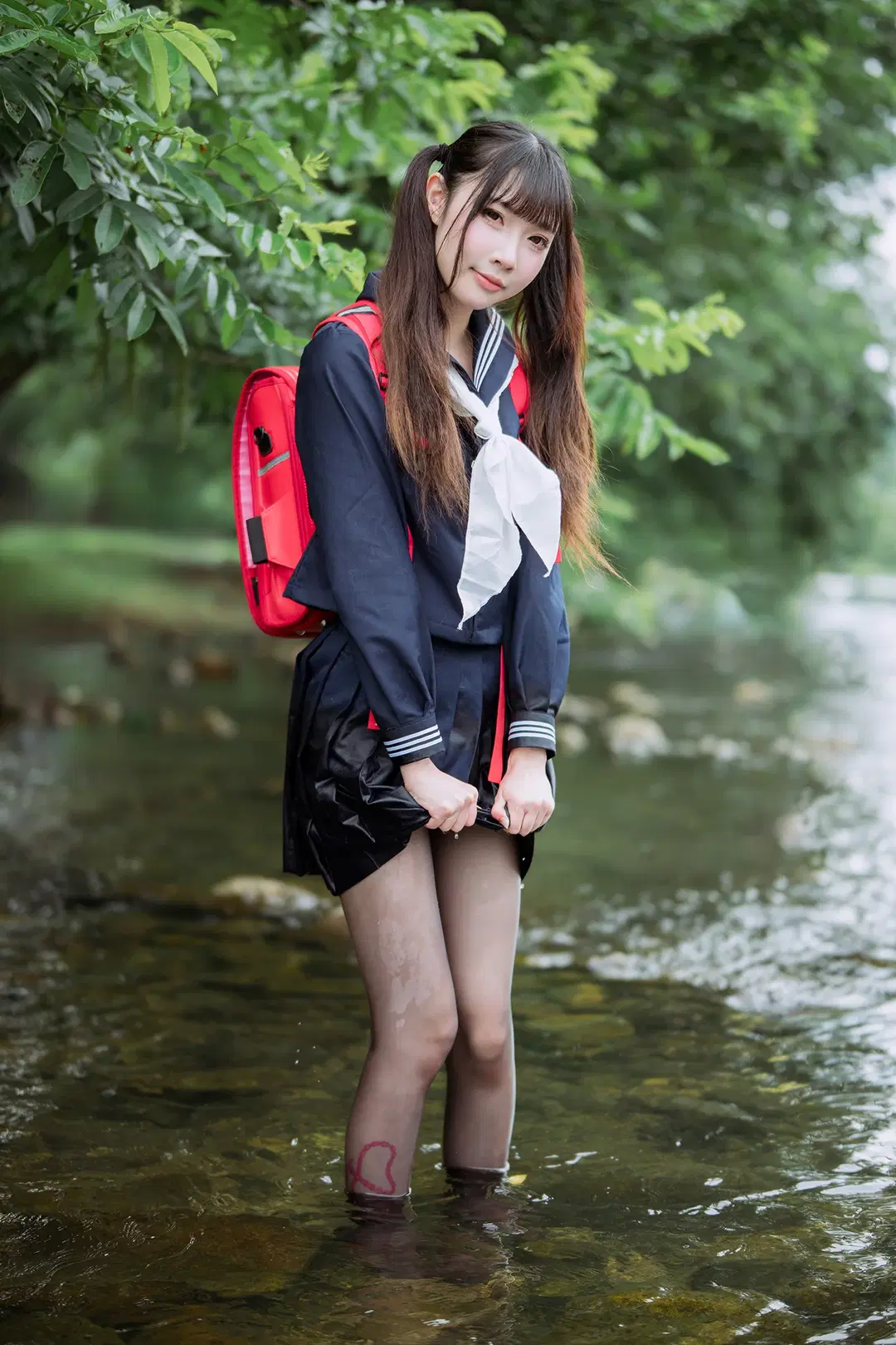 渓流のセーラー服とツインテール、赤いリュックと黒ストッキングの渓流屋外撮影の記録 - HIRO_午饭饭 - 5枚目