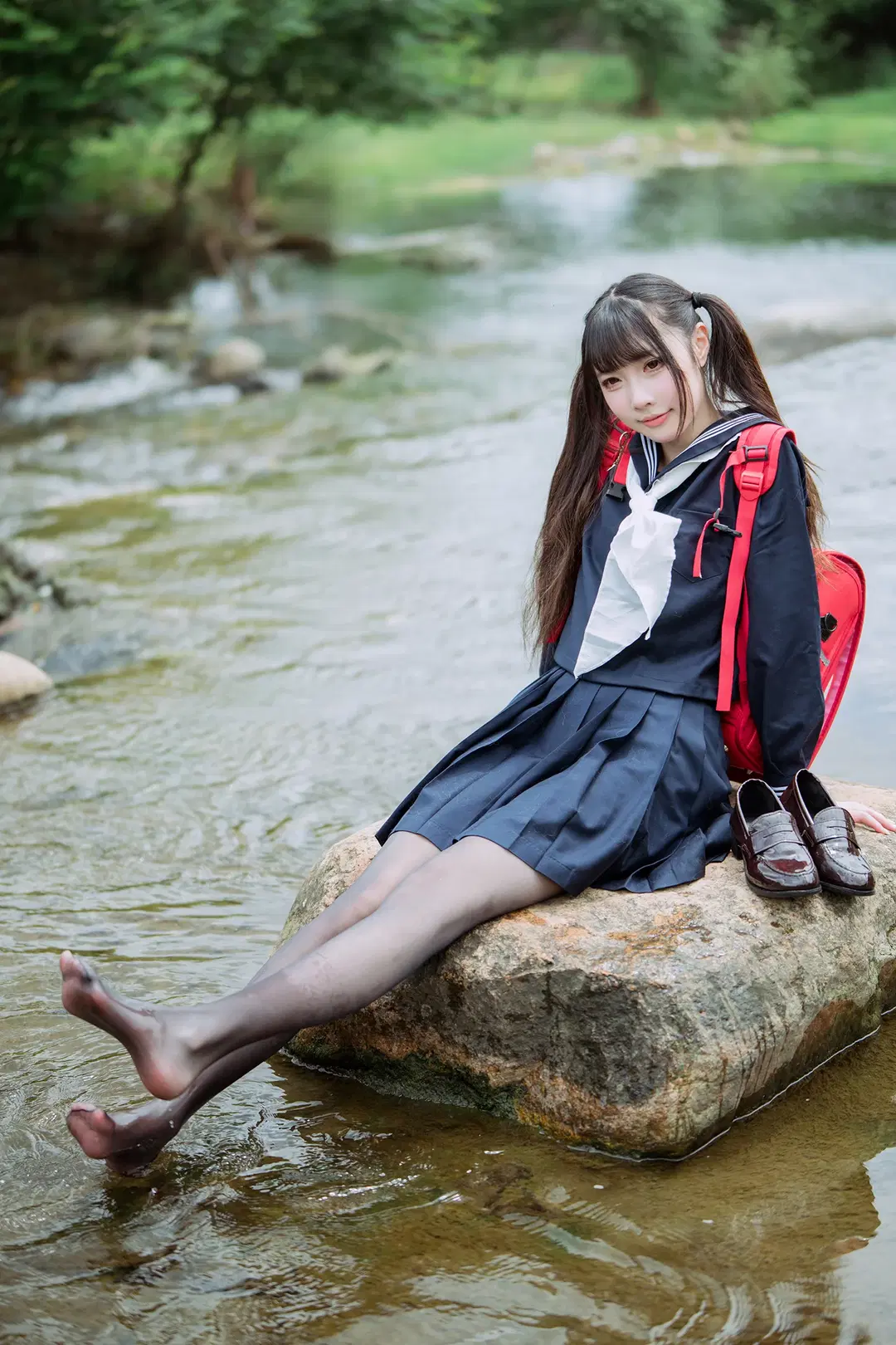 渓流のセーラー服とツインテール、赤いリュックと黒ストッキングの渓流屋外撮影の記録 - HIRO_午饭饭 - 6枚目