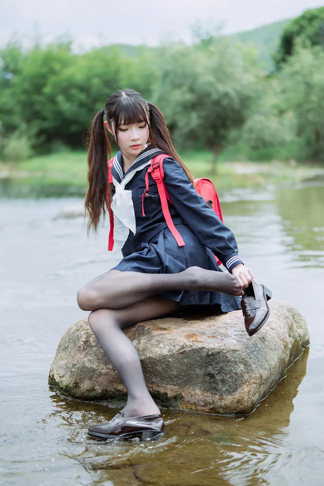 渓流のセーラー服とツインテール、赤いリュックと黒ストッキングの渓流屋外撮影の記録 - HIRO_午饭饭 - 7枚目