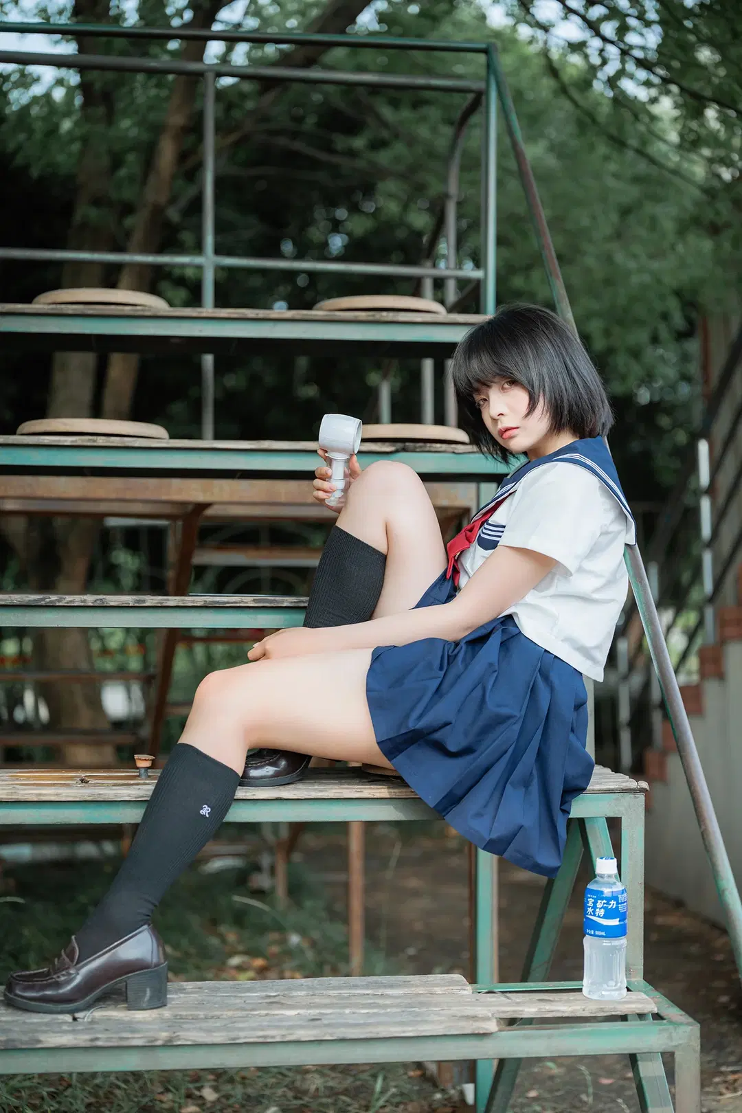 夏日水手服外拍記錄：藍色看臺上的黑絲與琴盒 - HIRO_午饭饭 - 第10張