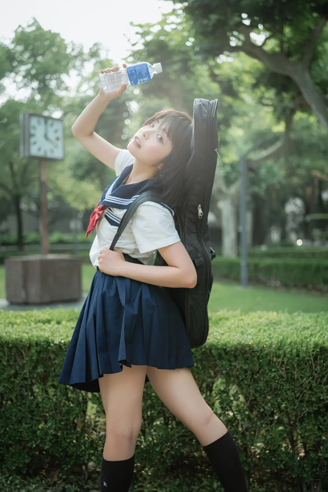 夏日水手服外拍記錄：藍色看臺上的黑絲與琴盒 - HIRO_午饭饭 - 第11張