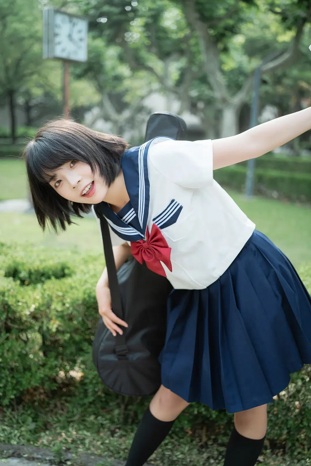 夏日水手服外拍記錄：藍色看臺上的黑絲與琴盒 - HIRO_午饭饭 - 第12張