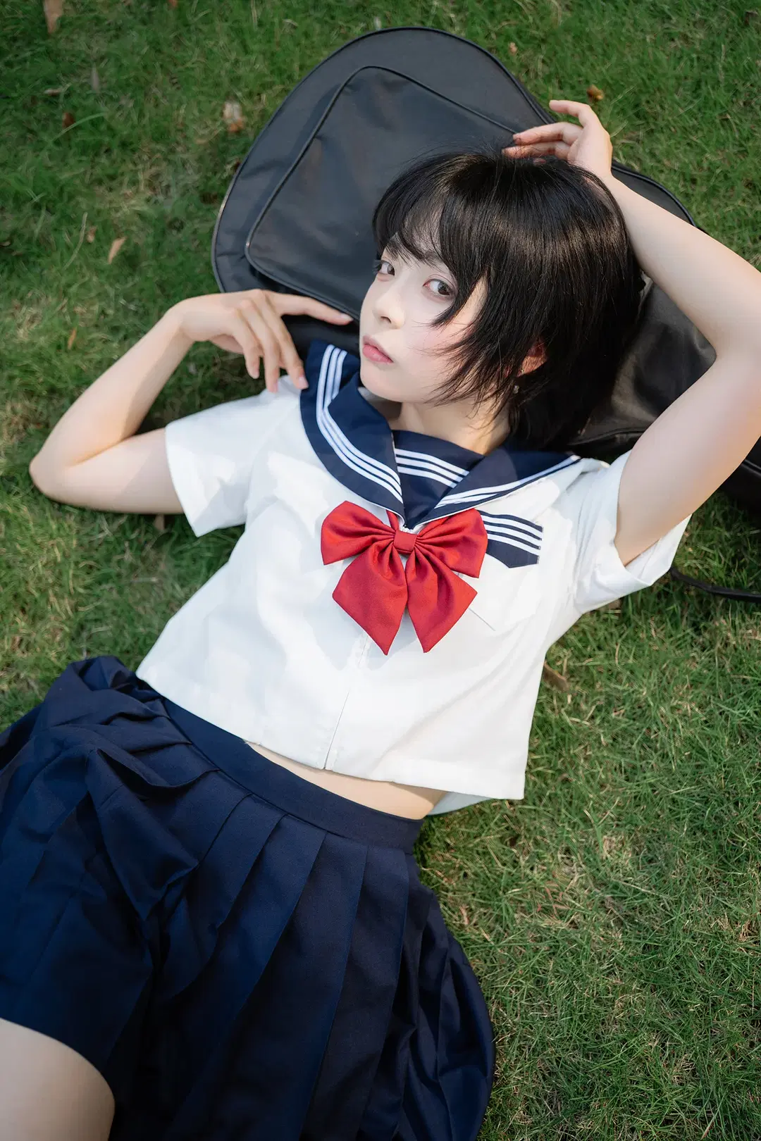 夏日水手服外拍記錄：藍色看臺上的黑絲與琴盒 - HIRO_午饭饭 - 第14張