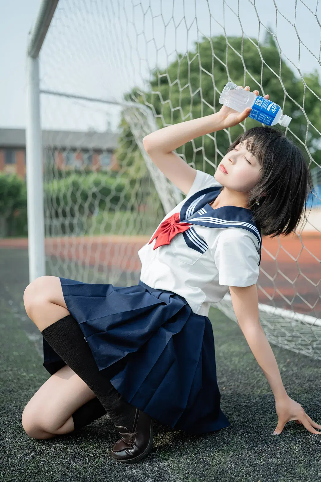 夏日水手服外拍記錄：藍色看臺上的黑絲與琴盒 - HIRO_午饭饭 - 第15張