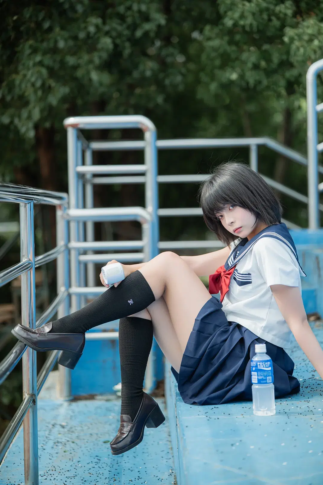 夏日水手服外拍記錄：藍色看臺上的黑絲與琴盒 - HIRO_午饭饭 - 第17張