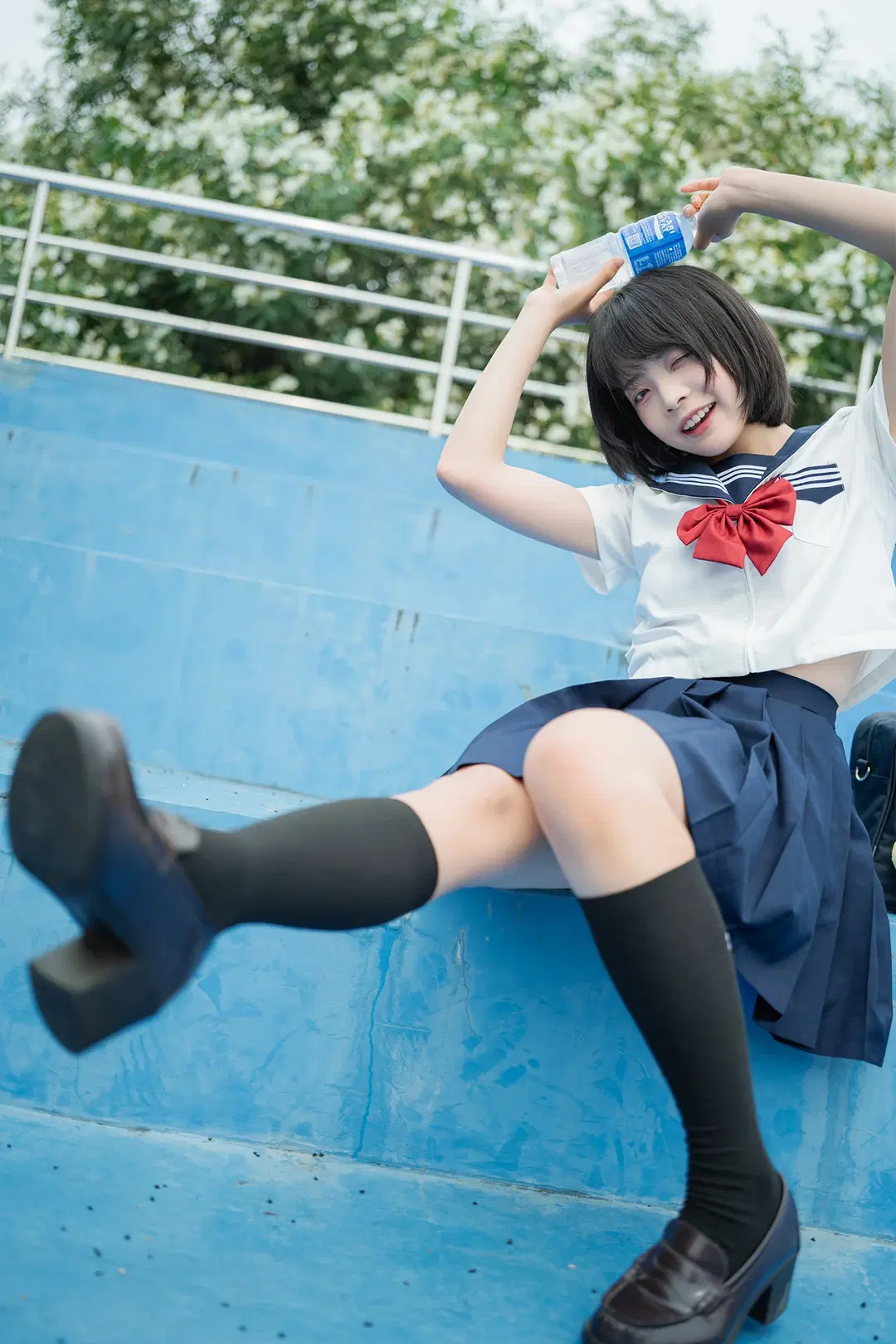 夏日水手服外拍記錄：藍色看臺上的黑絲與琴盒 - HIRO_午饭饭 - 第18張