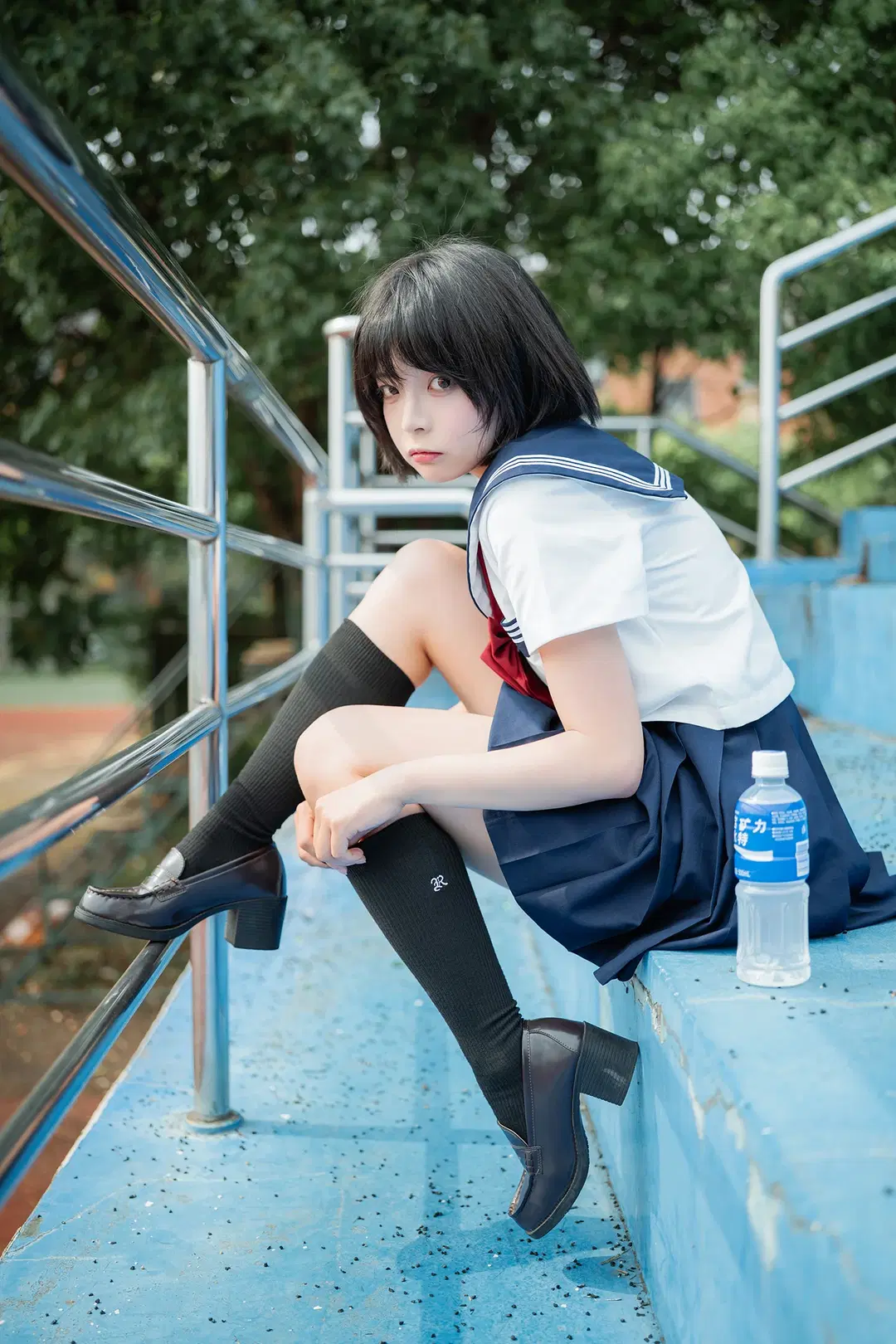 夏日水手服外拍記錄：藍色看臺上的黑絲與琴盒 - HIRO_午饭饭 - 第3張
