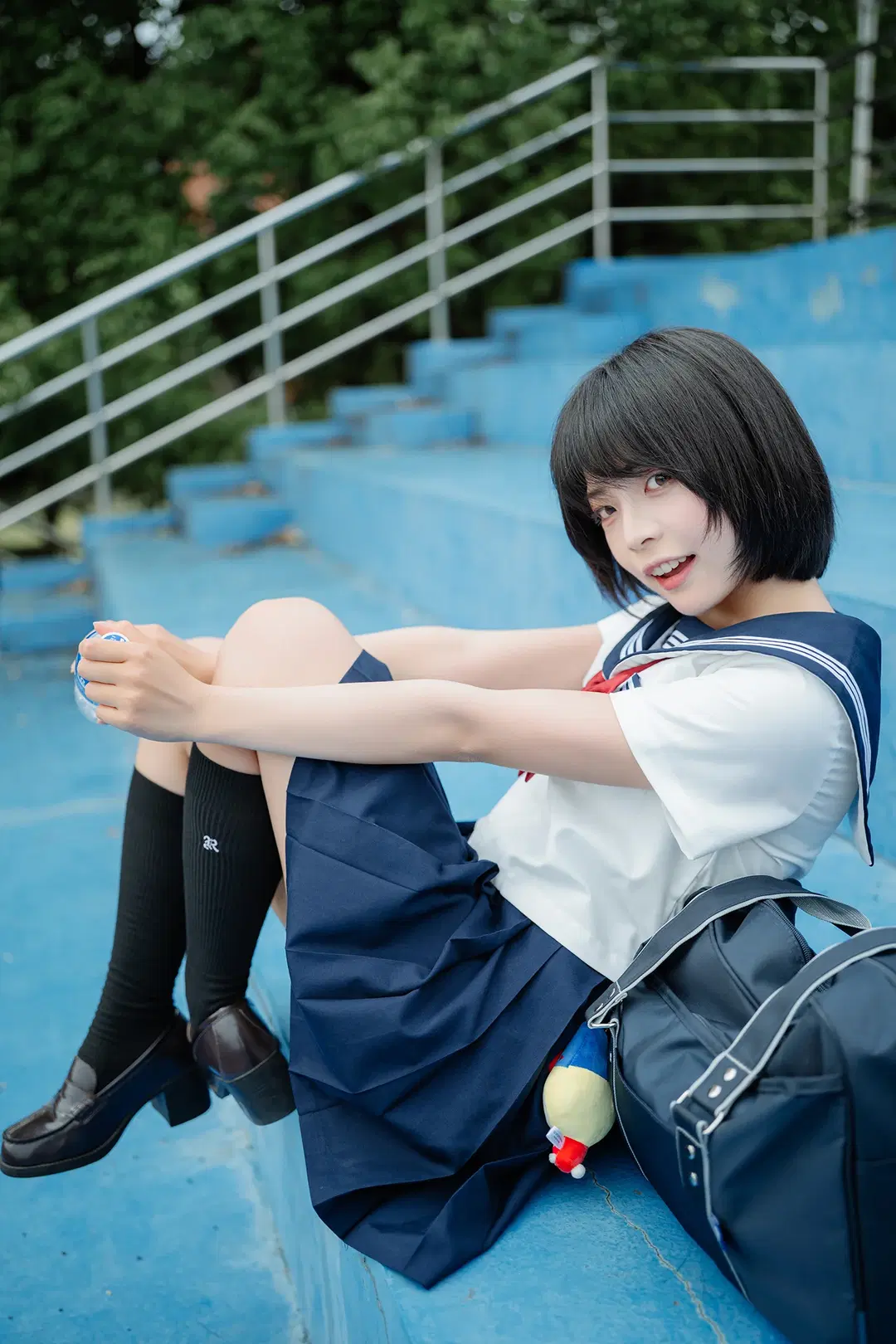 夏日水手服外拍記錄：藍色看臺上的黑絲與琴盒 - HIRO_午饭饭 - 第4張