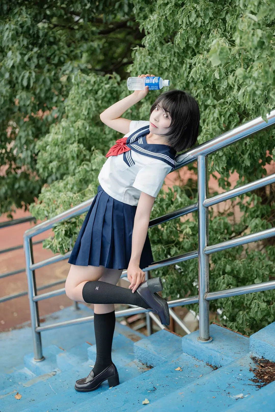 夏日水手服外拍記錄：藍色看臺上的黑絲與琴盒 - HIRO_午饭饭 - 第5張
