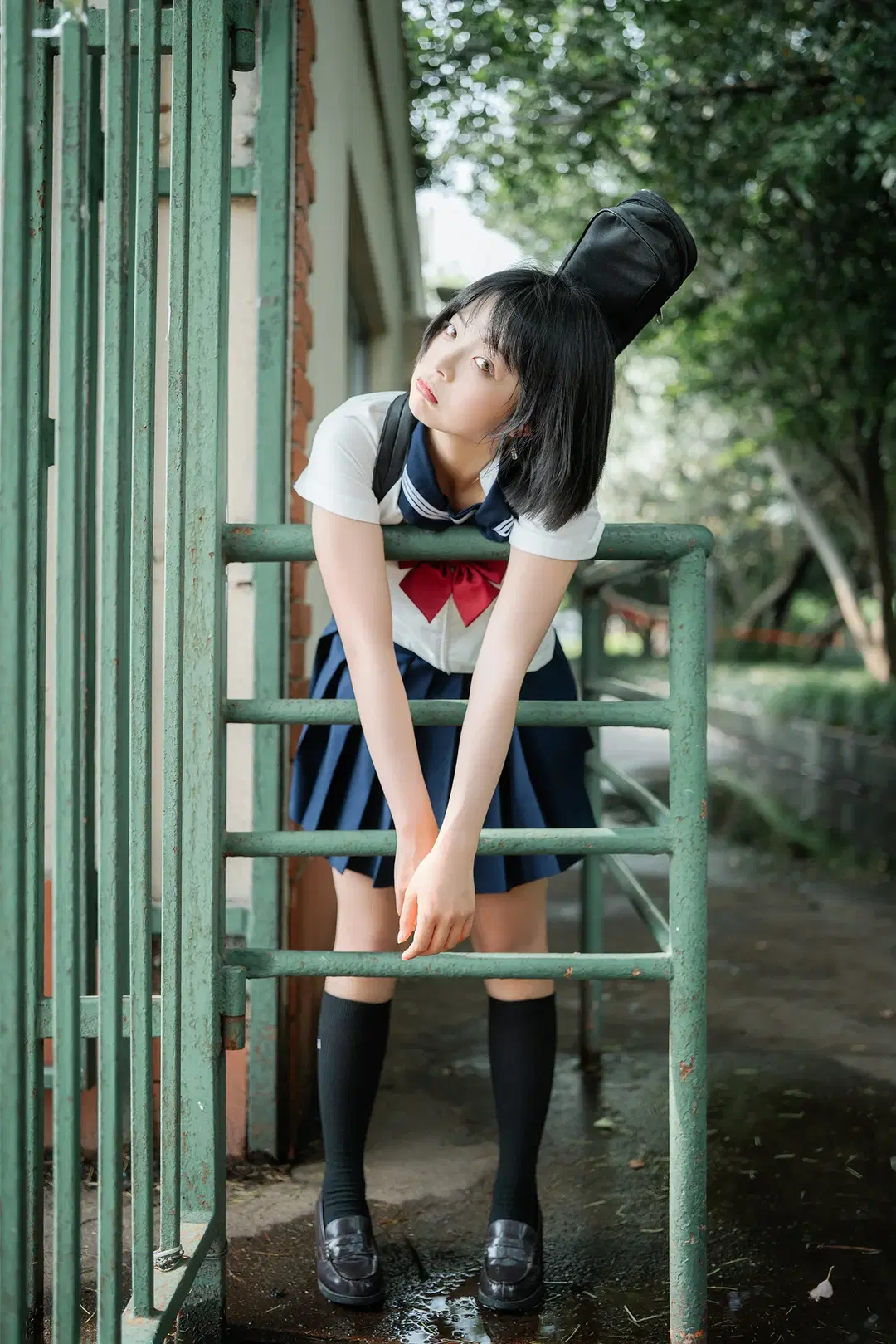 夏日水手服外拍記錄：藍色看臺上的黑絲與琴盒 - HIRO_午饭饭 - 第7張