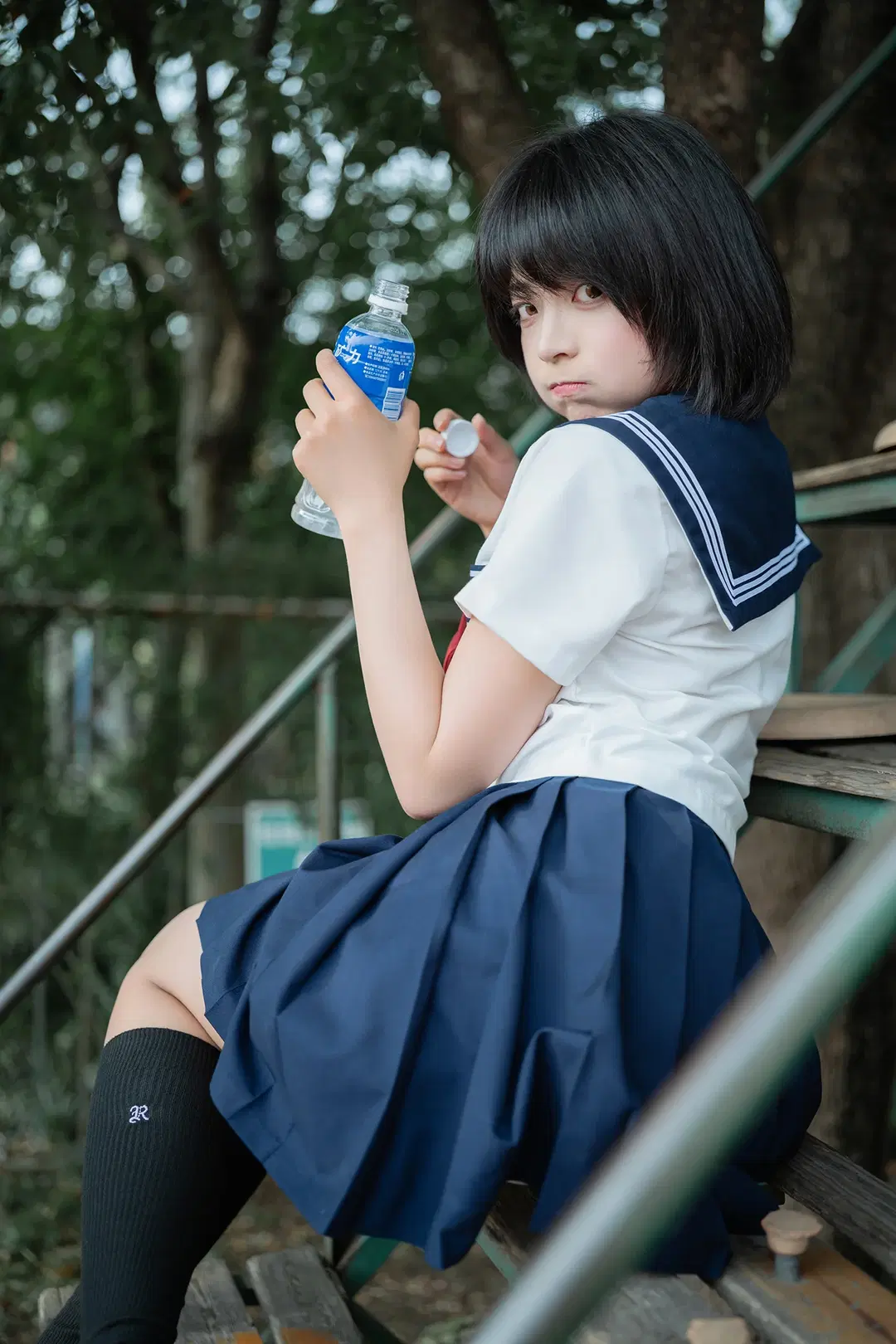夏日水手服外拍記錄：藍色看臺上的黑絲與琴盒 - HIRO_午饭饭 - 第8張