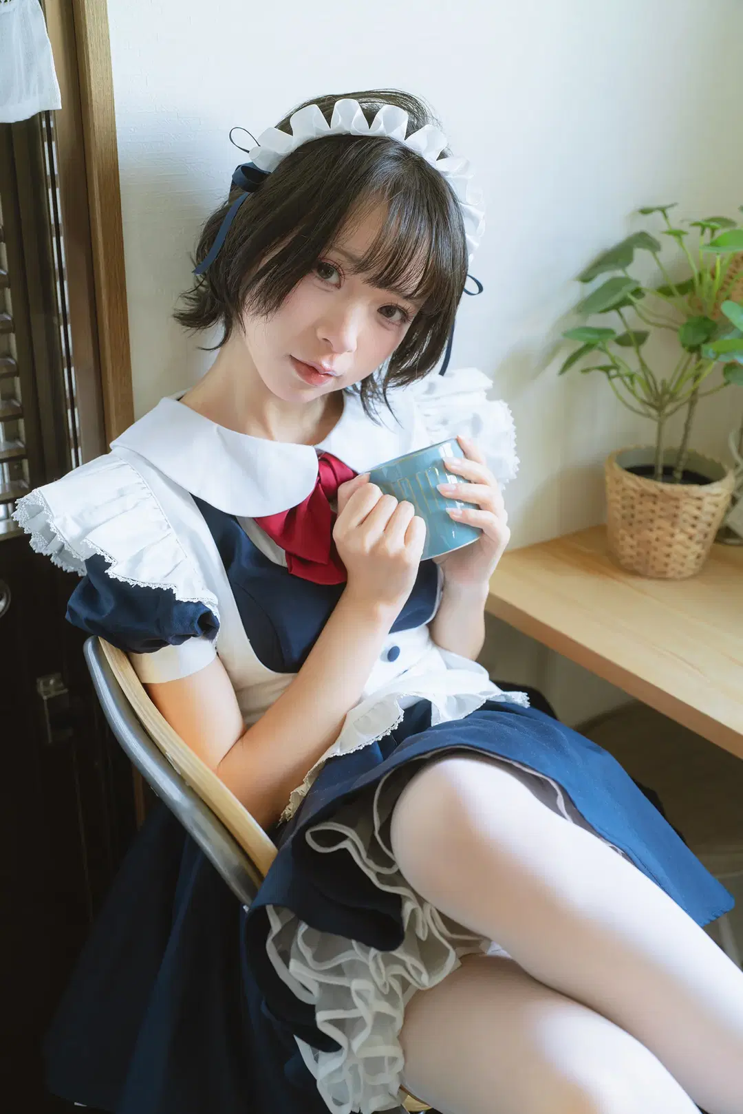个人女仆装室内写真，搭配白丝与木桌的安静日常 - HIRO_午饭饭 - 第10张