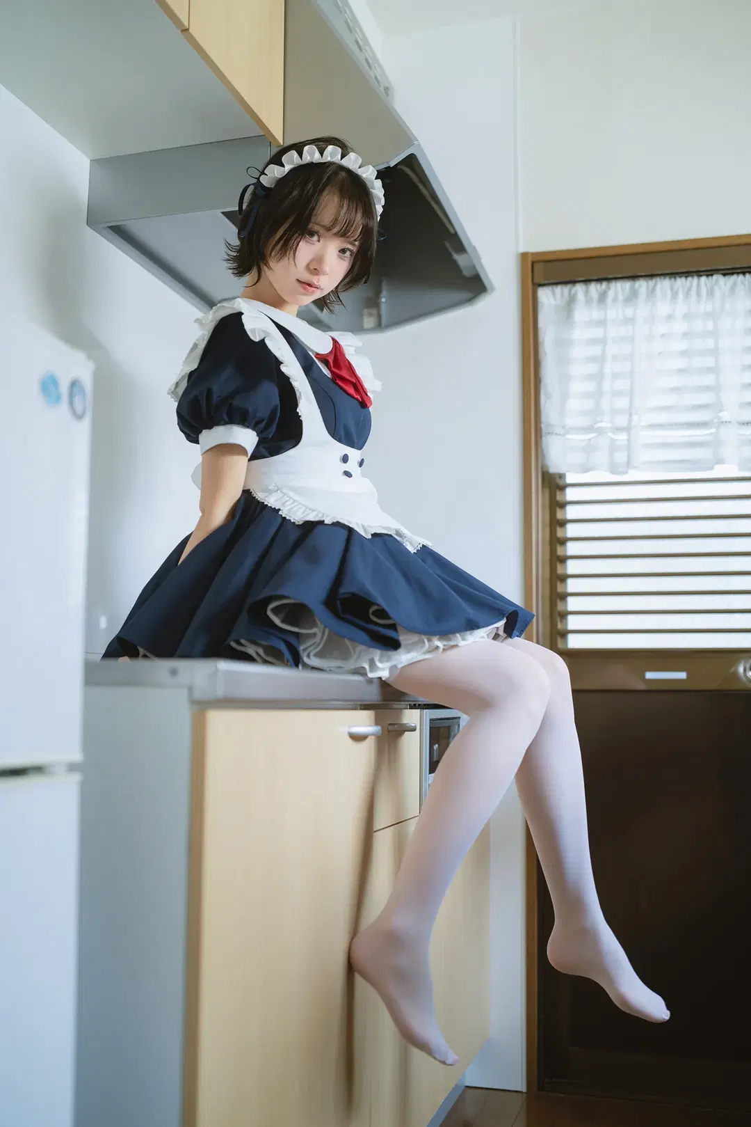 个人女仆装室内写真，搭配白丝与木桌的安静日常 - HIRO_午饭饭 - 第12张