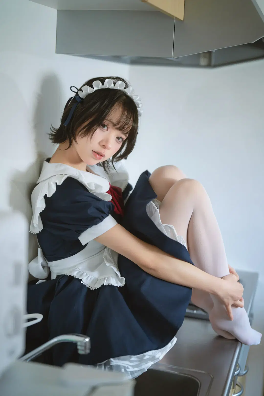 个人女仆装室内写真，搭配白丝与木桌的安静日常 - HIRO_午饭饭 - 第14张