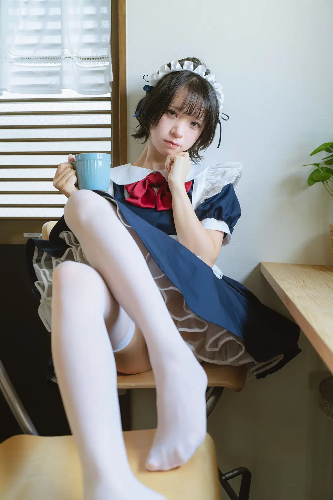 个人女仆装室内写真，搭配白丝与木桌的安静日常 - HIRO_午饭饭 - 第15张