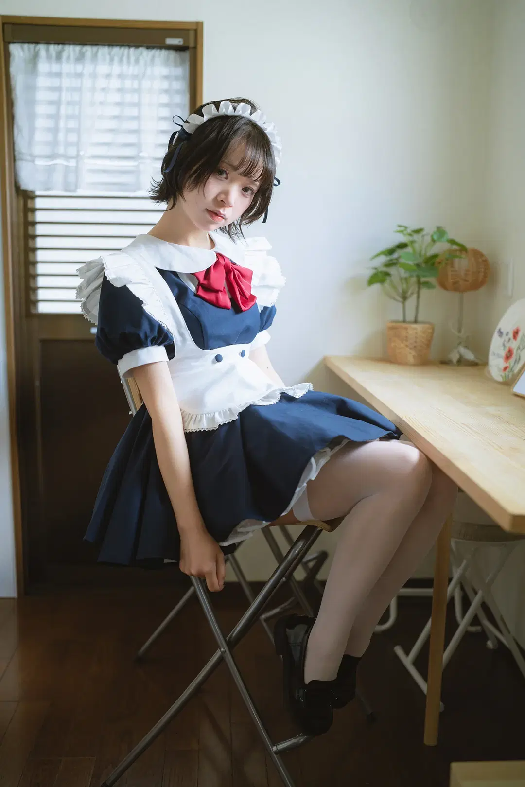 个人女仆装室内写真，搭配白丝与木桌的安静日常 - HIRO_午饭饭 - 第2张