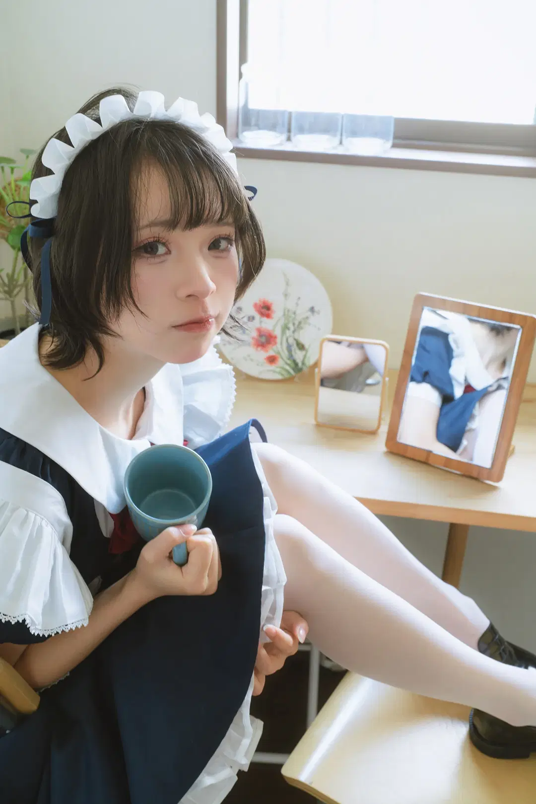 个人女仆装室内写真，搭配白丝与木桌的安静日常 - HIRO_午饭饭 - 第3张