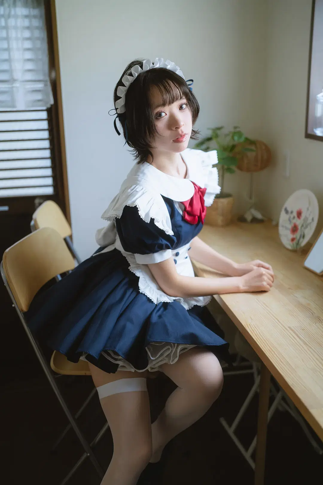 个人女仆装室内写真，搭配白丝与木桌的安静日常 - HIRO_午饭饭 - 第5张