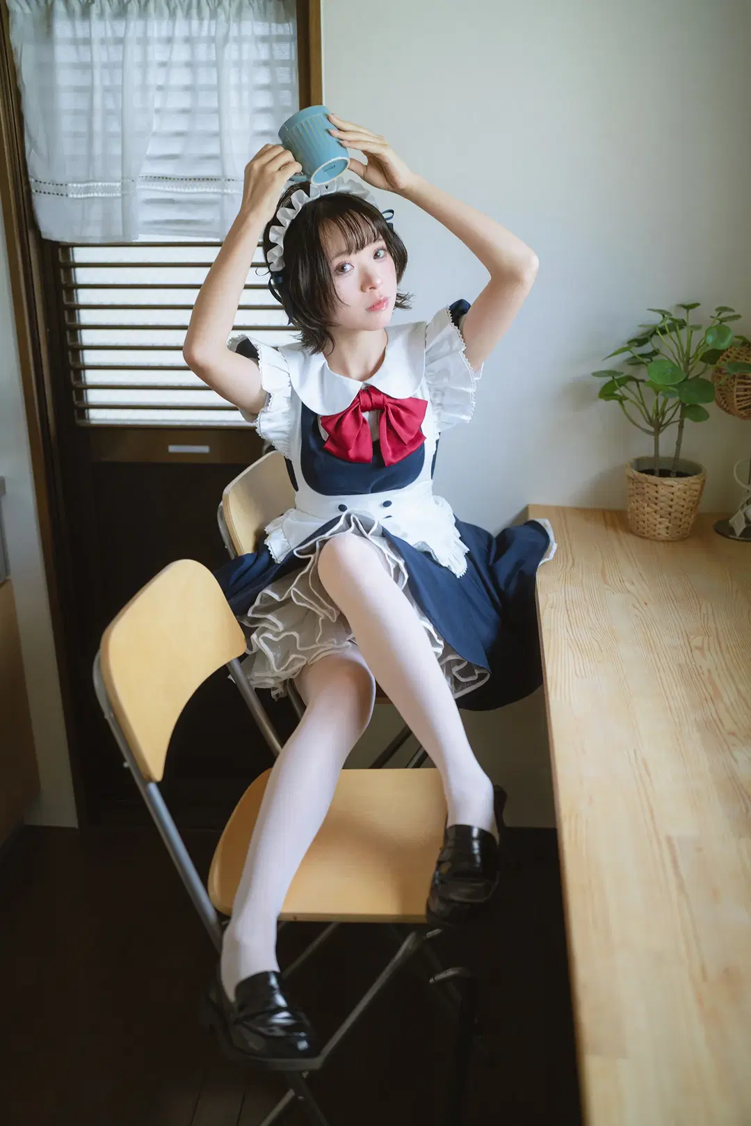 个人女仆装室内写真，搭配白丝与木桌的安静日常 - HIRO_午饭饭 - 第6张