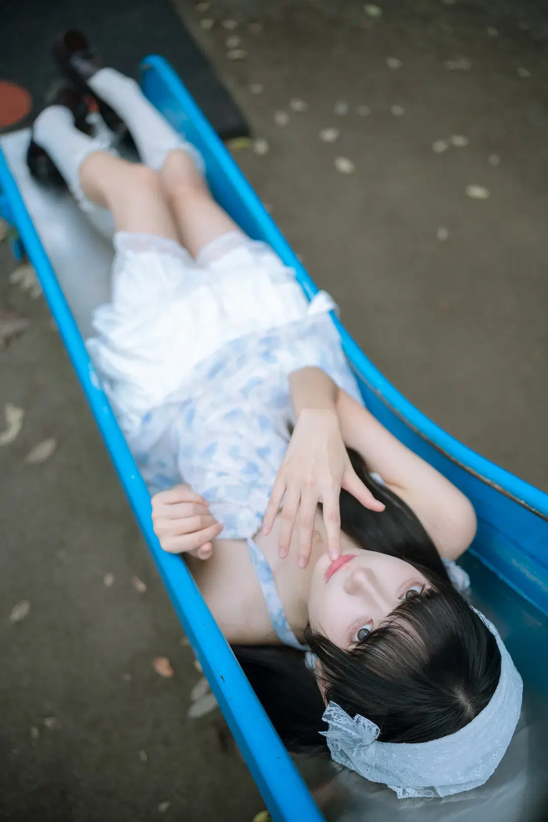 Twintails, White over-the-knee socks, Japanese retro portrait photography, Asukayama Park, Amusement park portraits